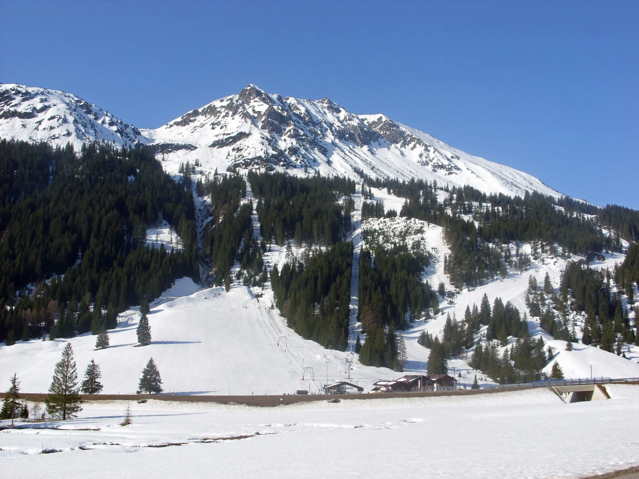 Photo showing: The lift and the mountain "Krinnenspitze" (2.000 meters high) in the Austrian town Nesselwängle