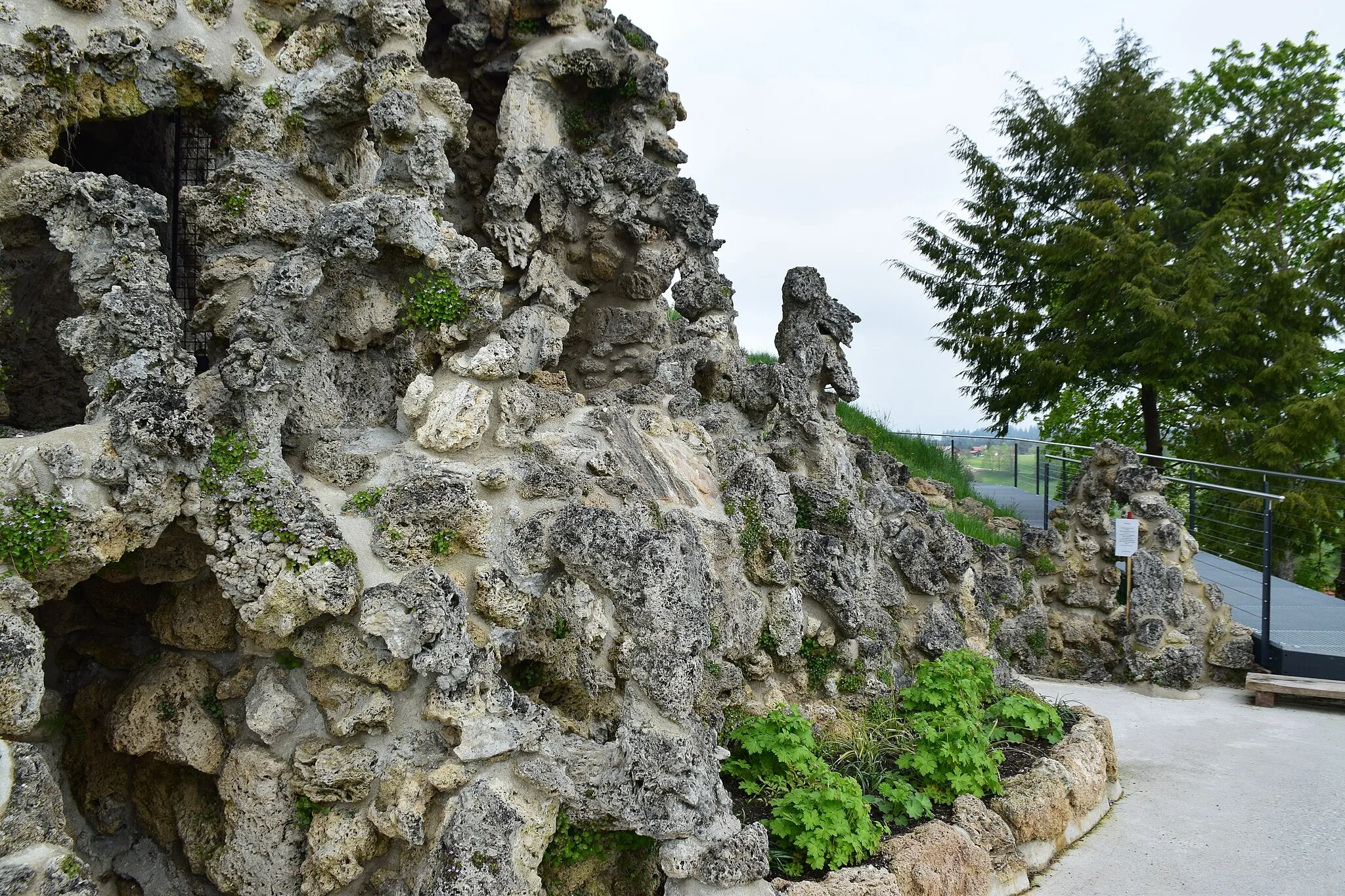 Photo showing: terrassenförmig angeordnete Anlage aus Tuffstein unterhalb der Kirche