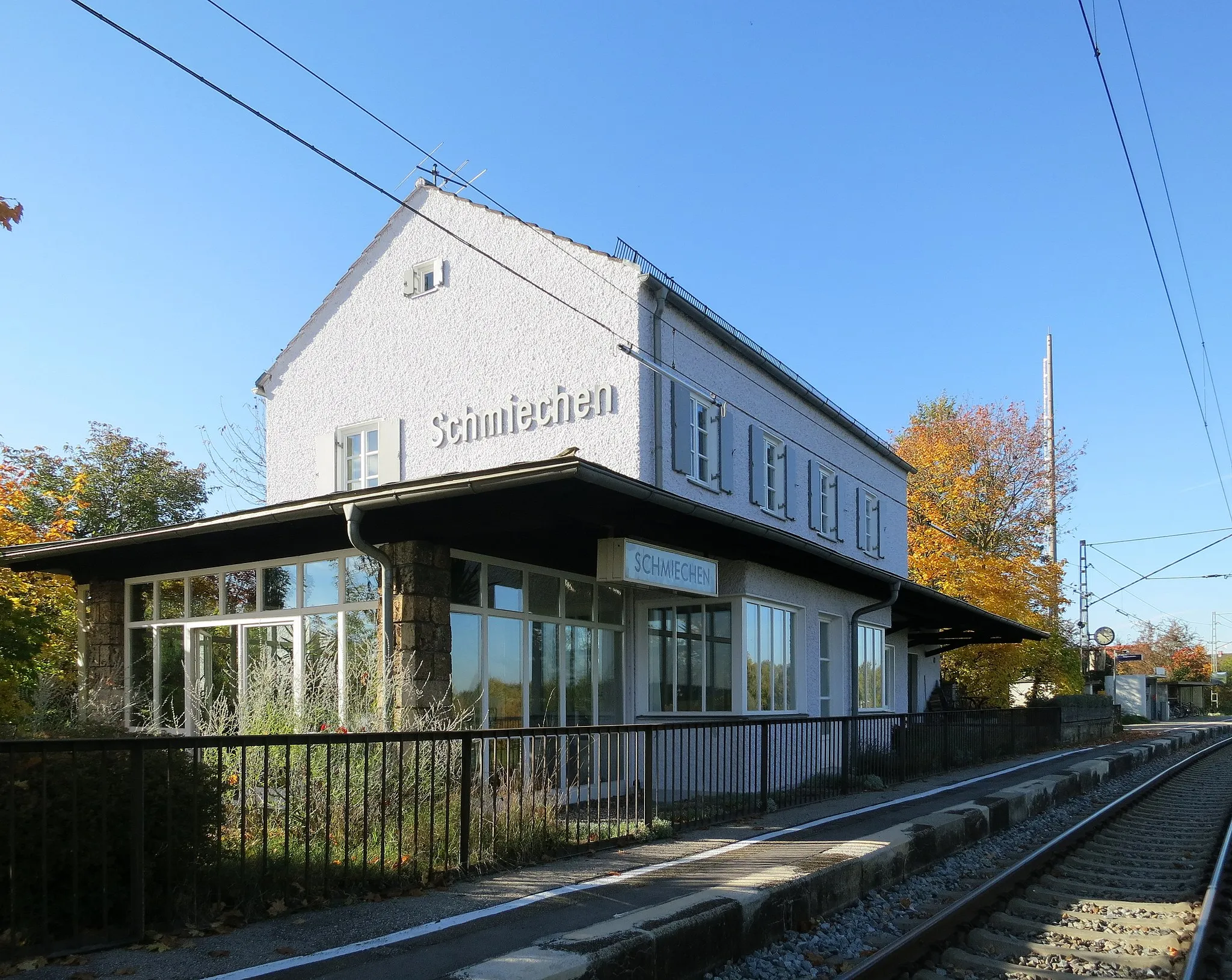 Photo showing: Empfangsgebäude des Bahnhofs Schmiechen (Schwab) an der Ammerseebahn von der Gleisseite