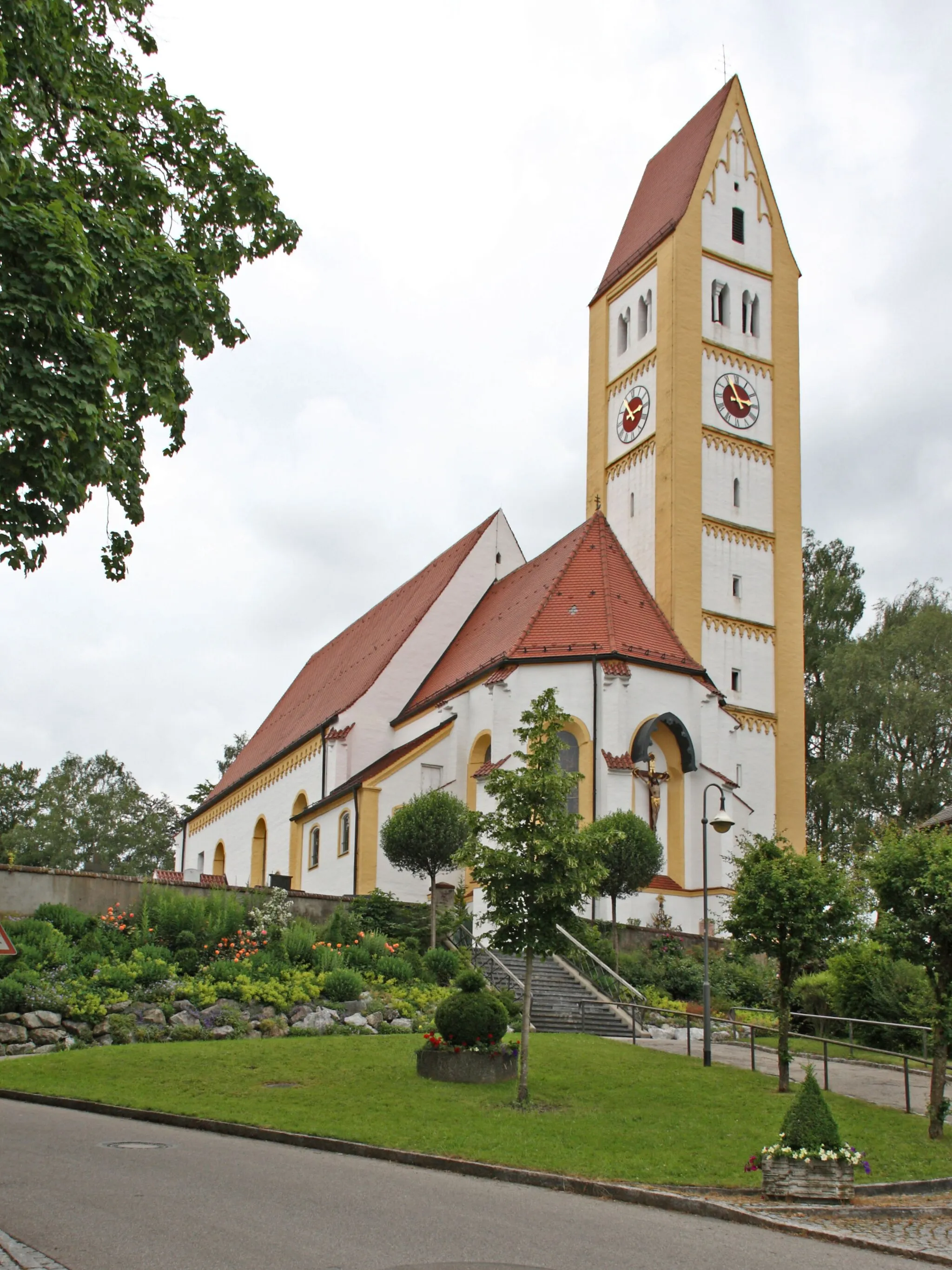 Photo showing: Ansicht der Pfarrkirche St. Michael von Osten