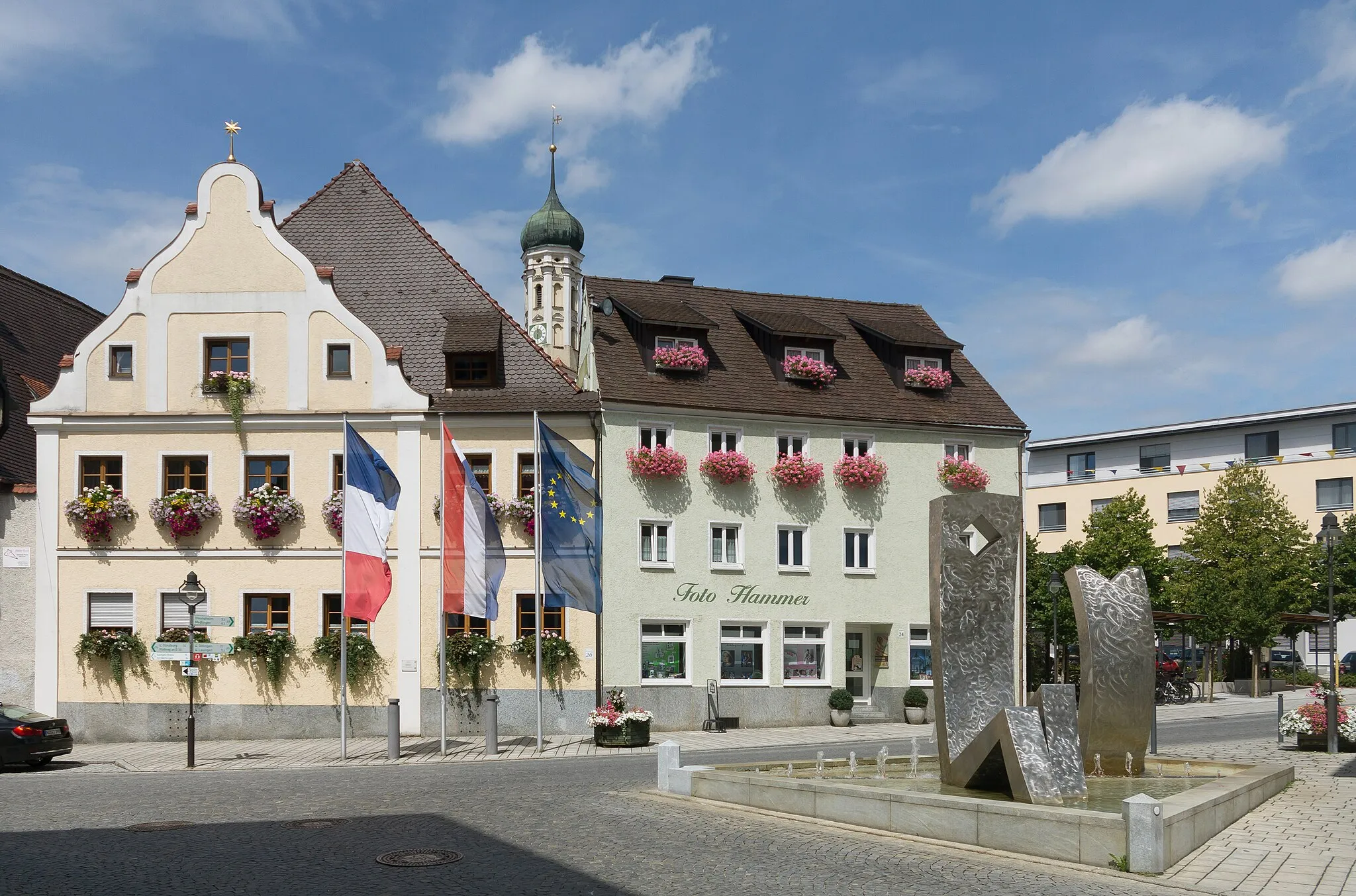 Photo showing: Gundelfingen an der Donau, sculpture at der Haupt Strasse with Ehemaligem Gasthaus zum Stern