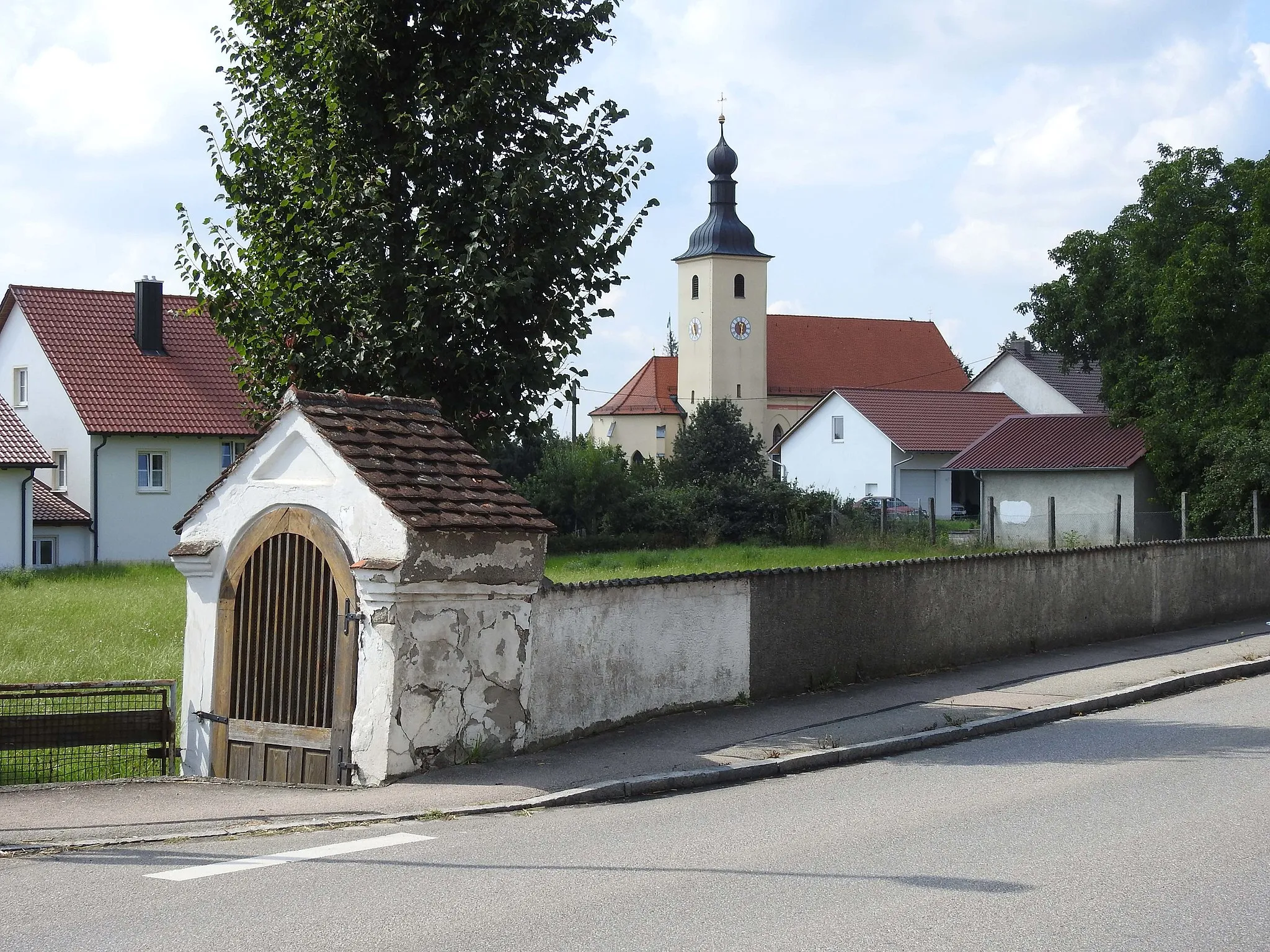 Photo showing: Wegkapelle und Pfarrkirche in Rohrenfels