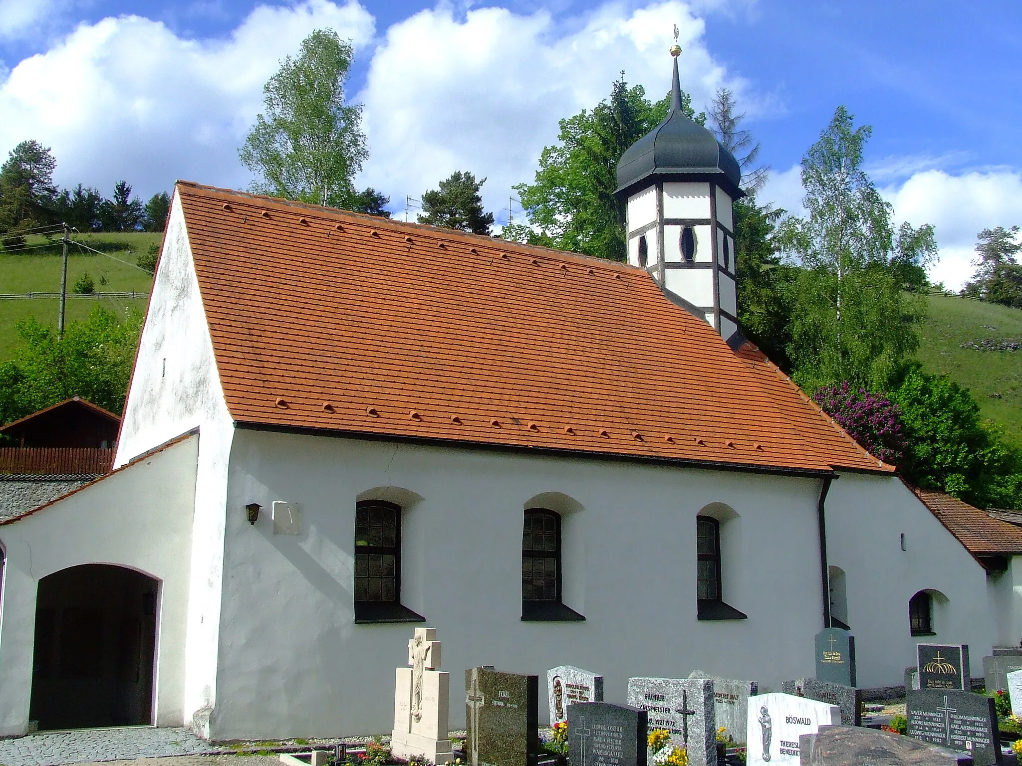 Photo showing: Die kleine Kirche von Mühlheim, einem Ort im oberbayerischen Markt Mörnsheim, Kreis Eichstätt, vermutlich karolingischen Ursprungs.