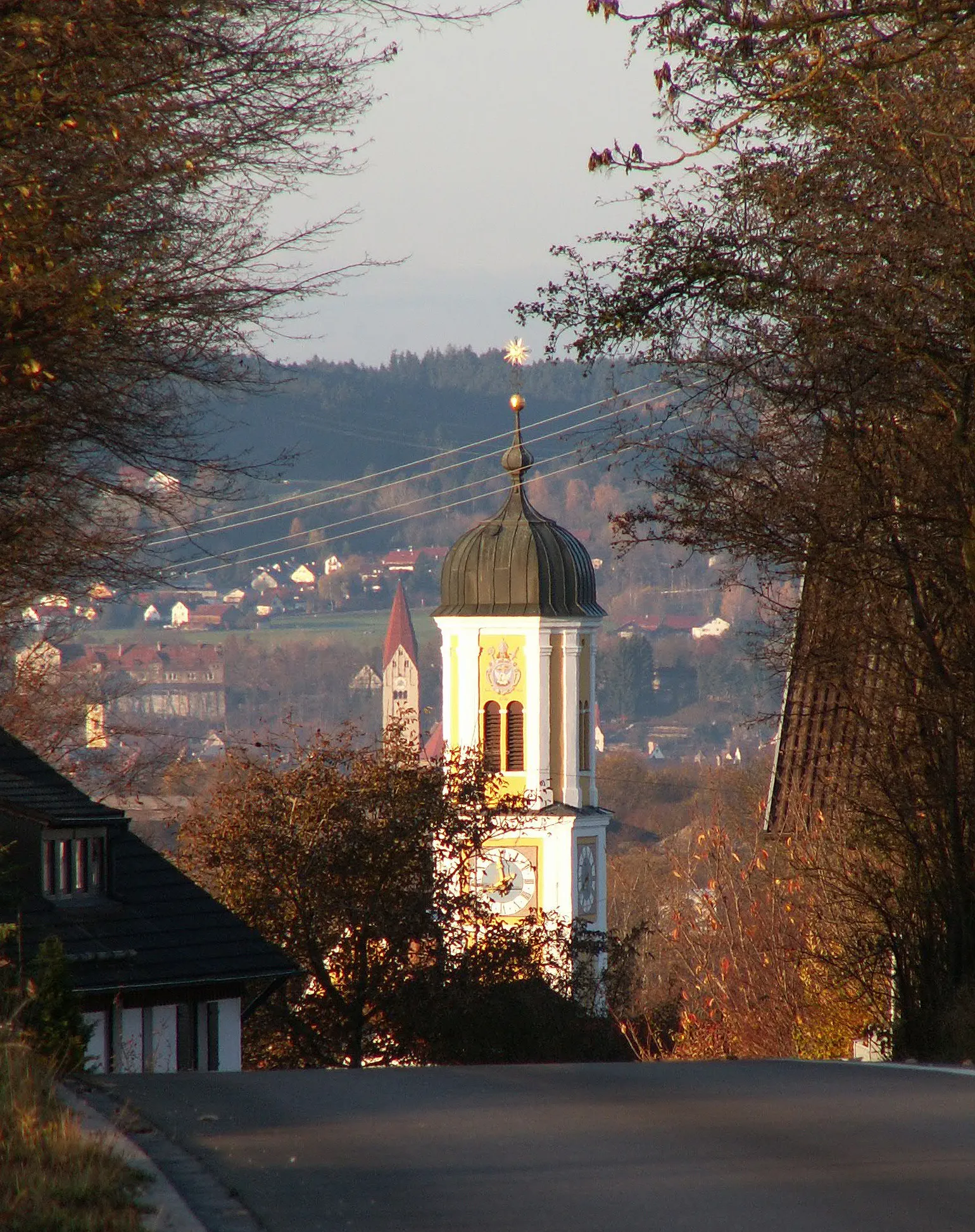 Photo showing: Mauerstetten - Kirchturm mit Kaufbeuren im Hintergrund