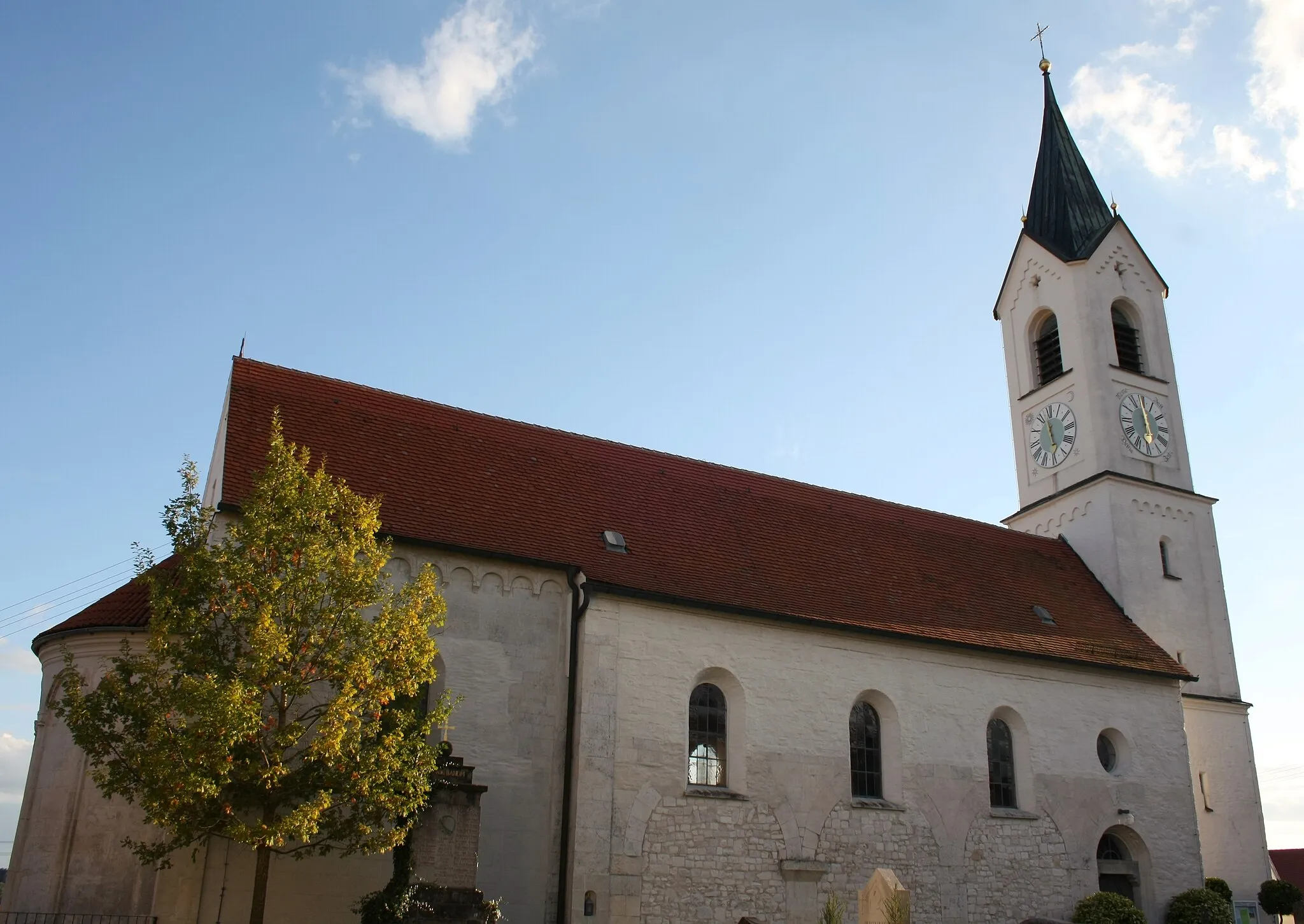 Photo showing: Katholische Pfarrkirche St. Vitus in Reistingen (Gemeinde Ziertheim), Ansicht von Norden. Die zugemauerten Rundbogenarkaden gehen auf das romanische, ehemals dreischiffige Langhaus zurück.