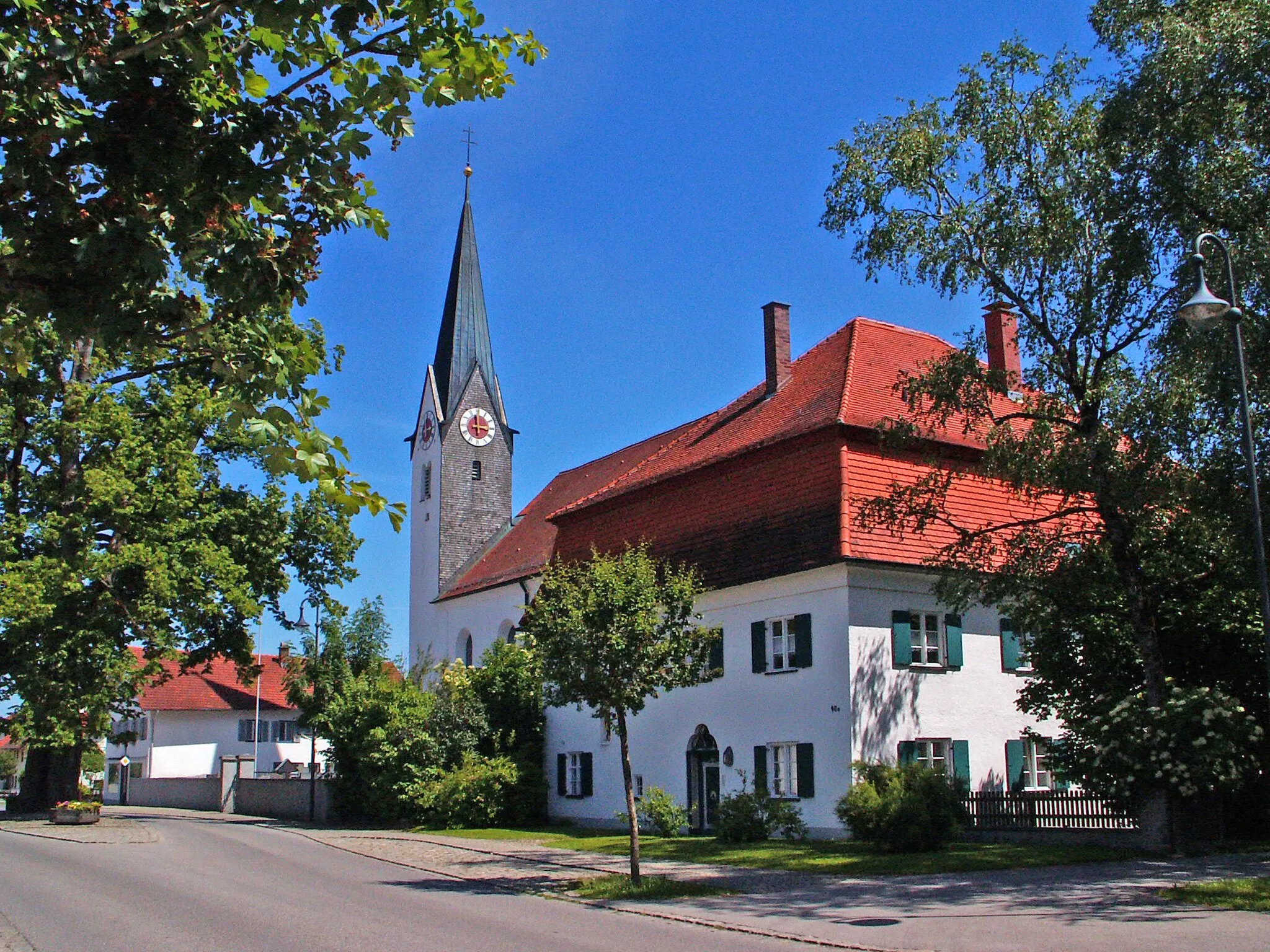 Photo showing: Pfarrhof und Kirche in Aitrang