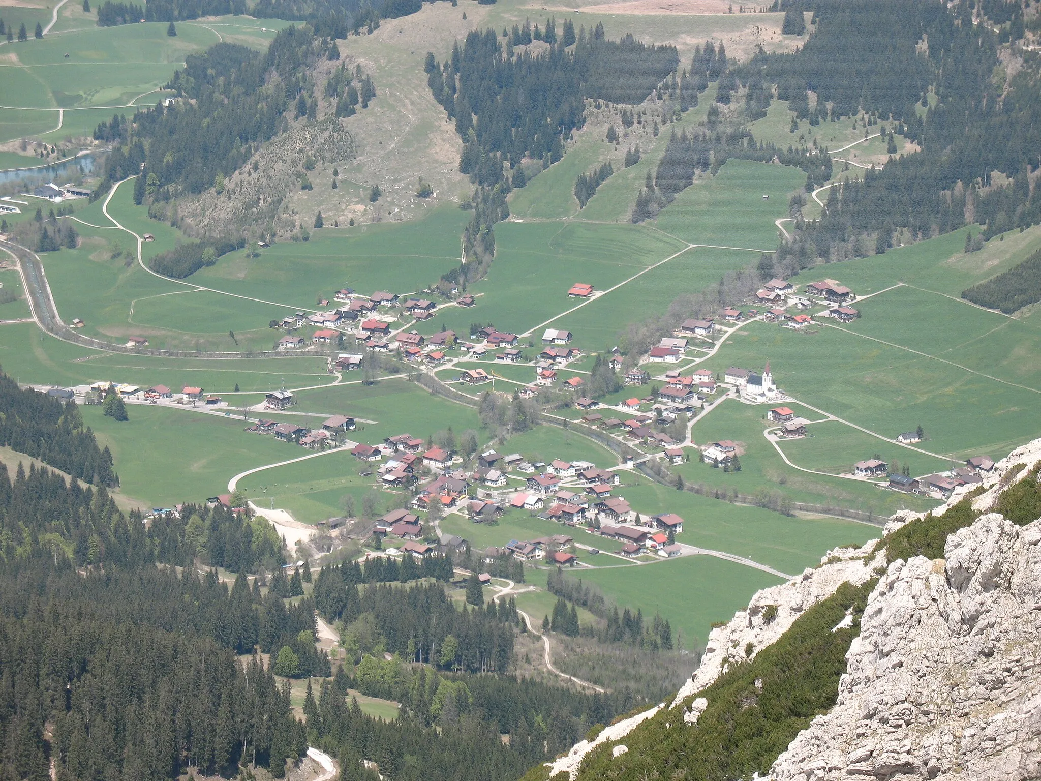 Photo showing: The municipality "Schattwald" in the Austrian district of Reutte, Tyrol. Seen from Rohnenspitze (south-east).