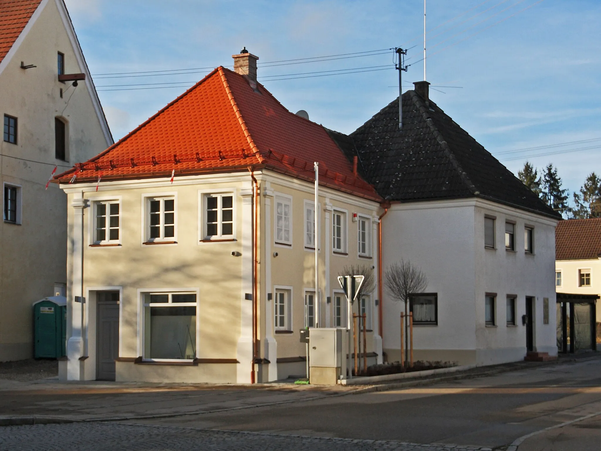 Photo showing: Wohn- und Geschäftshaus in Pfaffenhausen, Hauptstr. 25 / Markgrafstraße 1