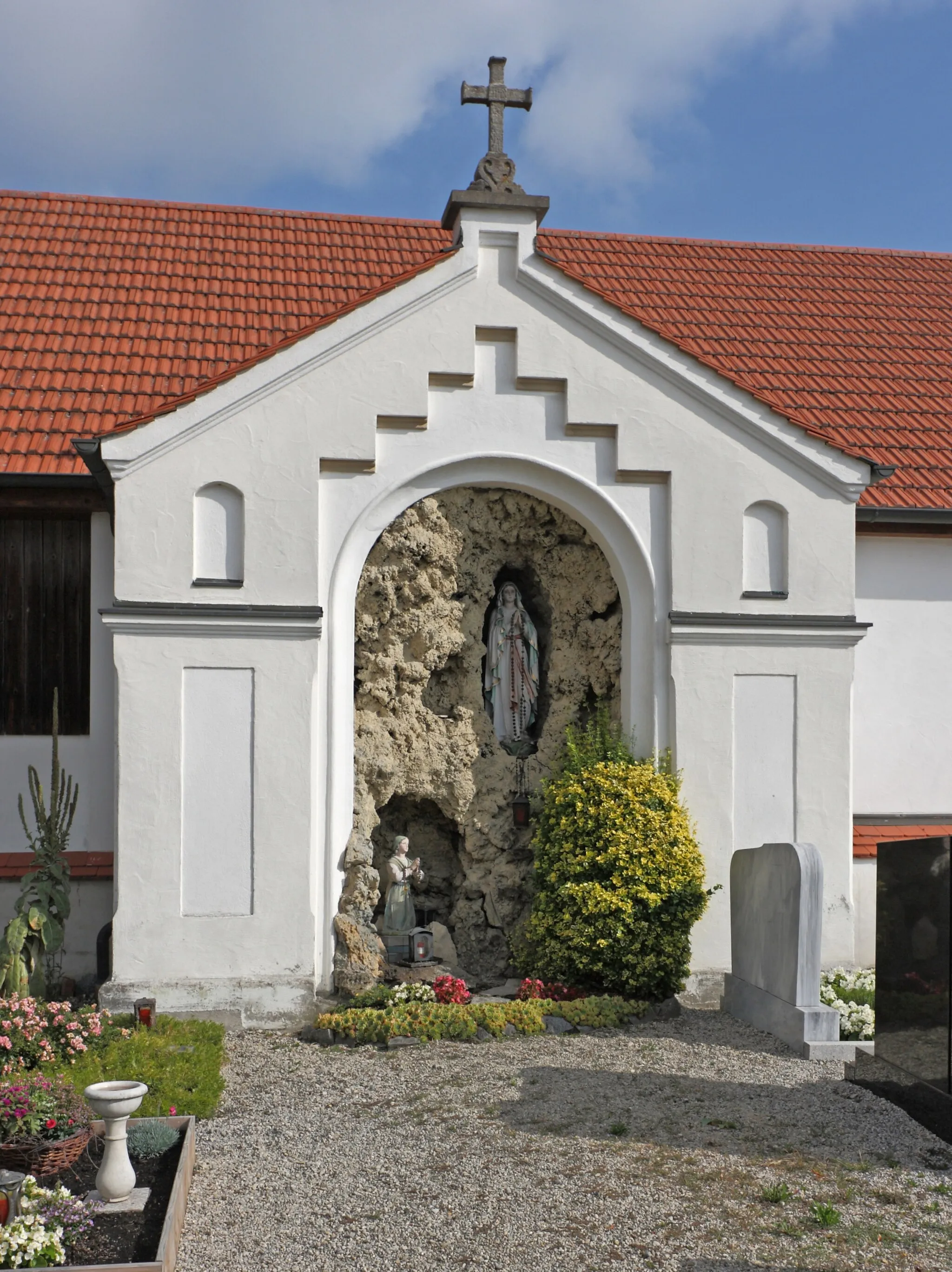 Photo showing: Mariengrotte auf dem Friedhof neben St. Martin