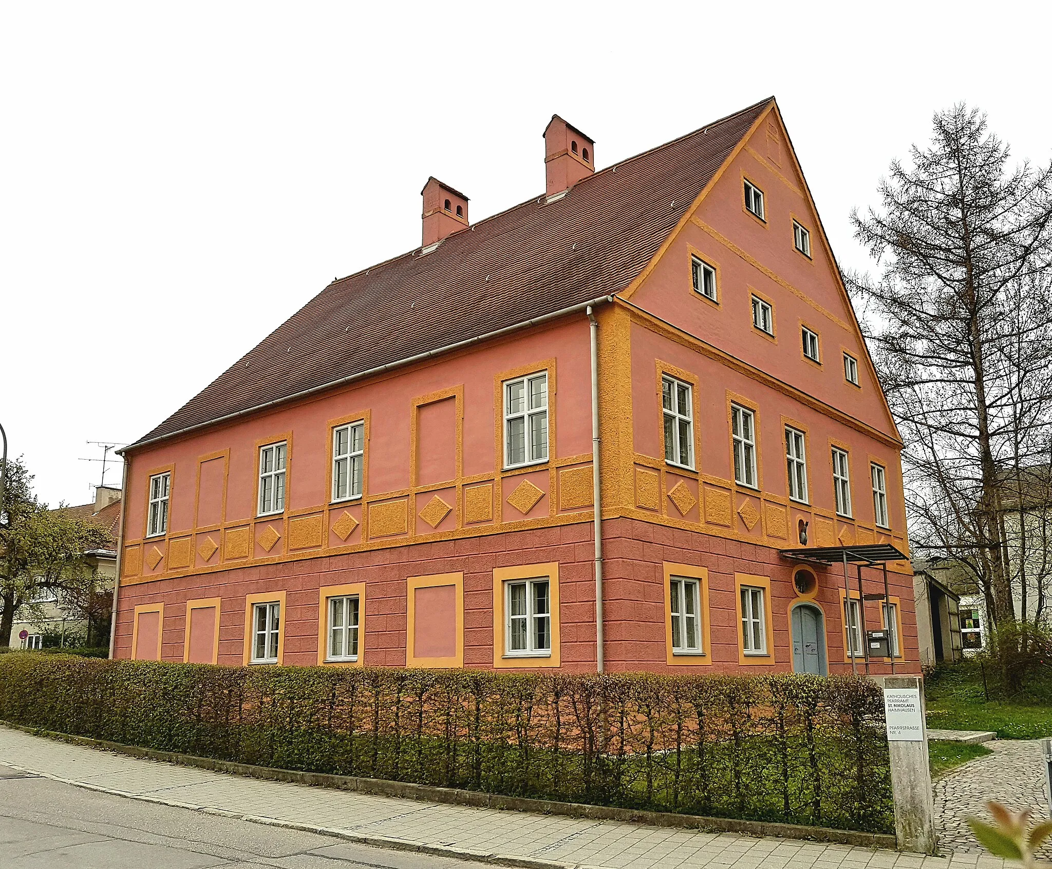 Photo showing: Haimhausen, Pfarrstrasse 4, Pfarrhaus aus dem Jahre 1799.