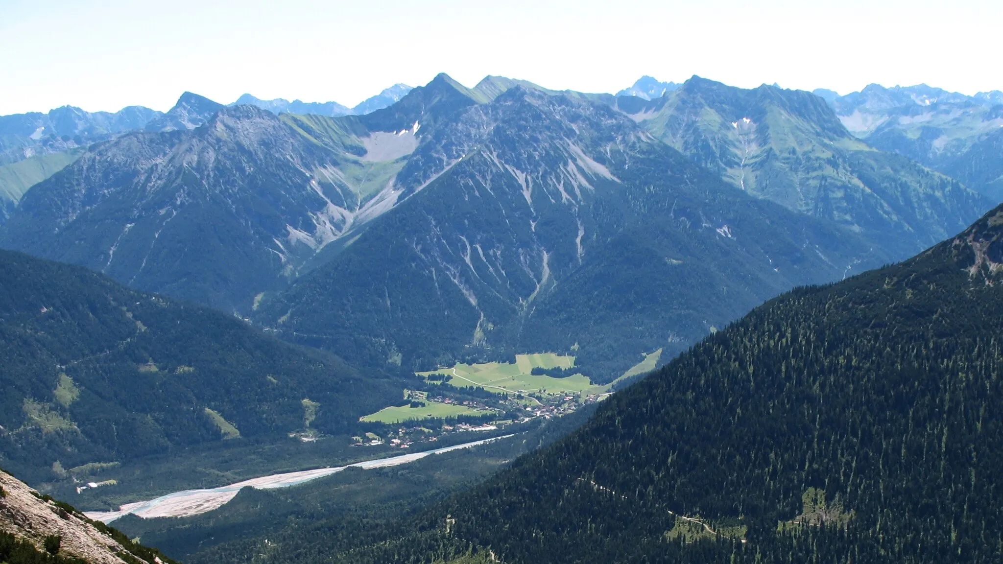 Photo showing: Blick von den Krottenköpfen nach Südosten auf den Kreuzspitzkamm in den Lechtaler Alpen.