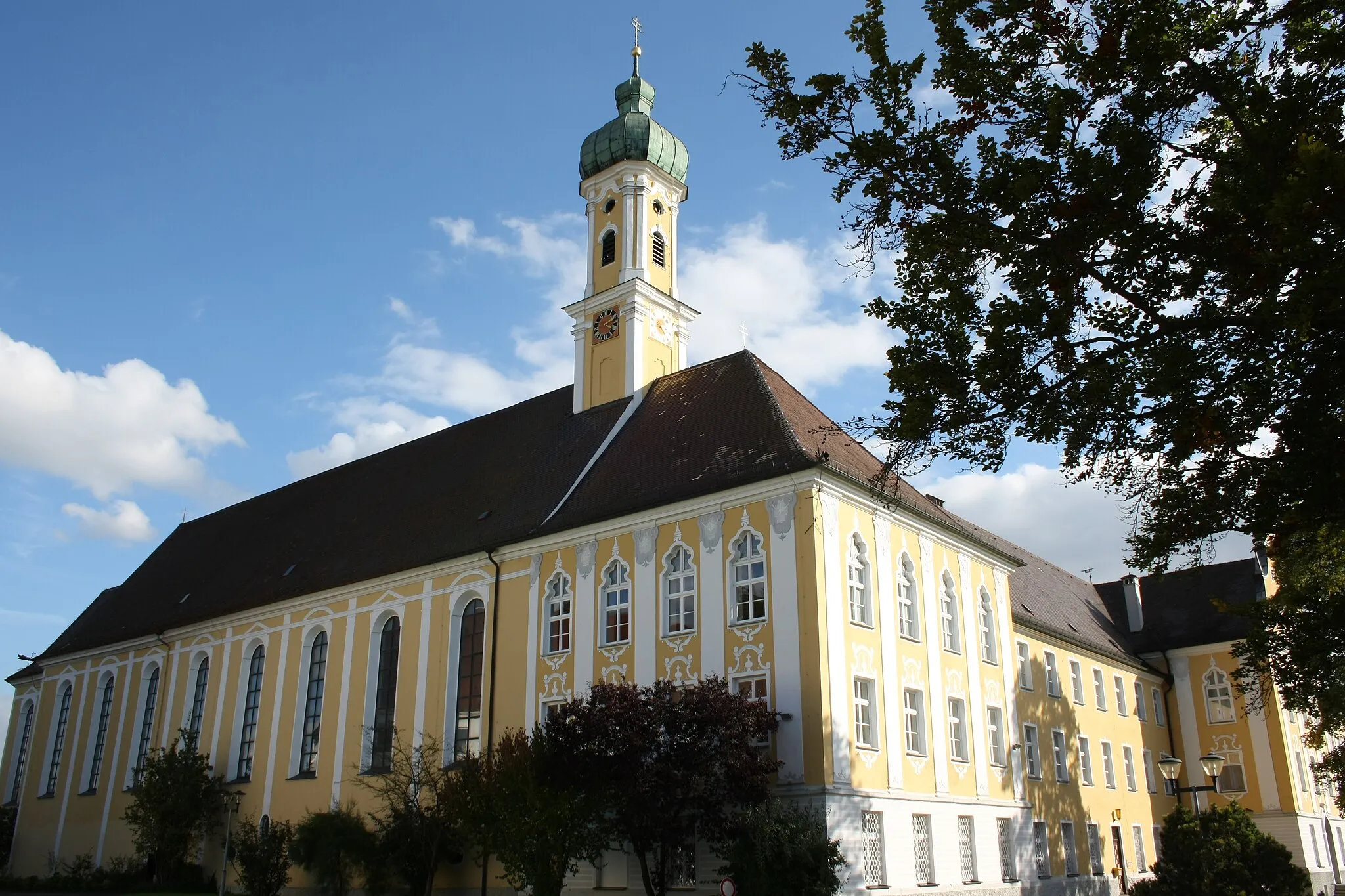 Photo showing: Klosterkirche Maria Medingen in Mödingen (Landkreis Dillingen an der Donau), Kirche (1717–1719) und Westtrakt (1720–1725) des ehemaligen Dominikanerinnenklosters von Dominikus Zimmermann, Ansicht von Nordwesten