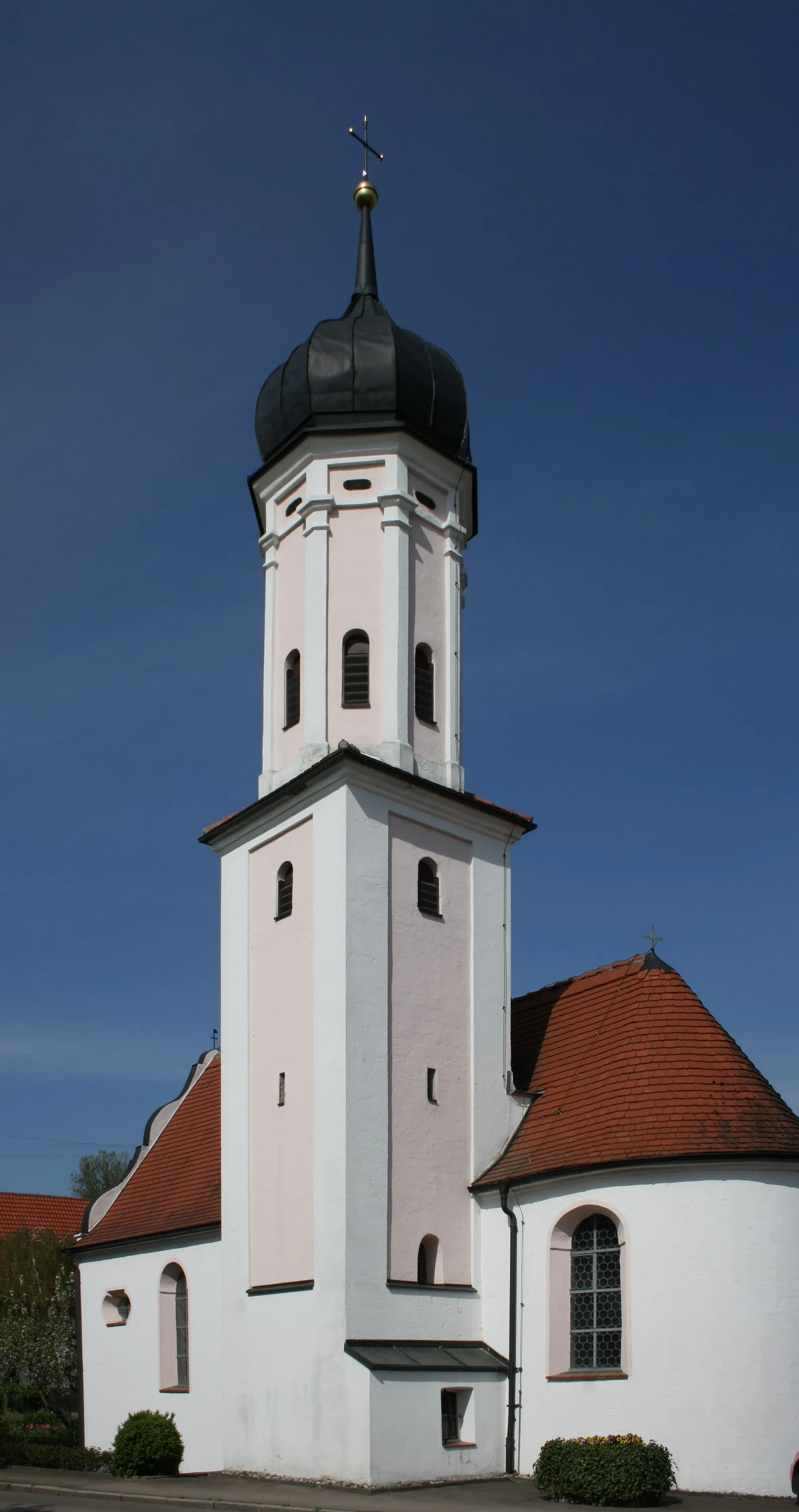Photo showing: Katholische Filialkirche Hl. Dreifaltigkeit und St. Leonhard in Bocksberg, einem Ortsteil von Laugna im Landkreis Dillingen an der Donau (Bayern), Ansicht von Südosten
