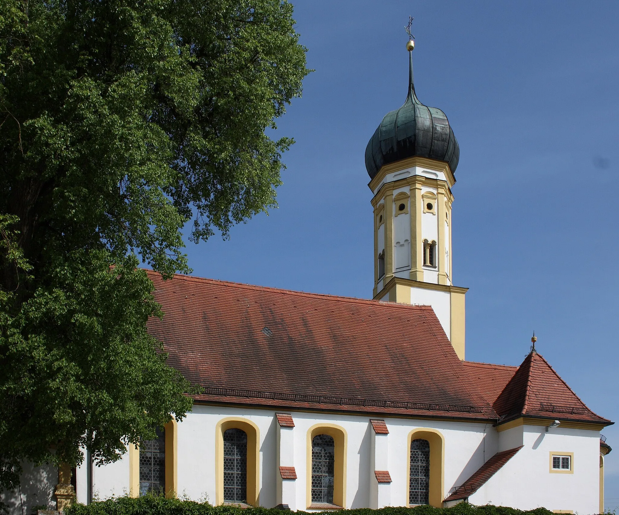 Photo showing: Katholische Pfarrkirche St. Elisabeth in Laugna, einer Gemeinde im Landkreis Dillingen an der Donau (Bayern), Ansicht von Süden, Zwiebelturm
