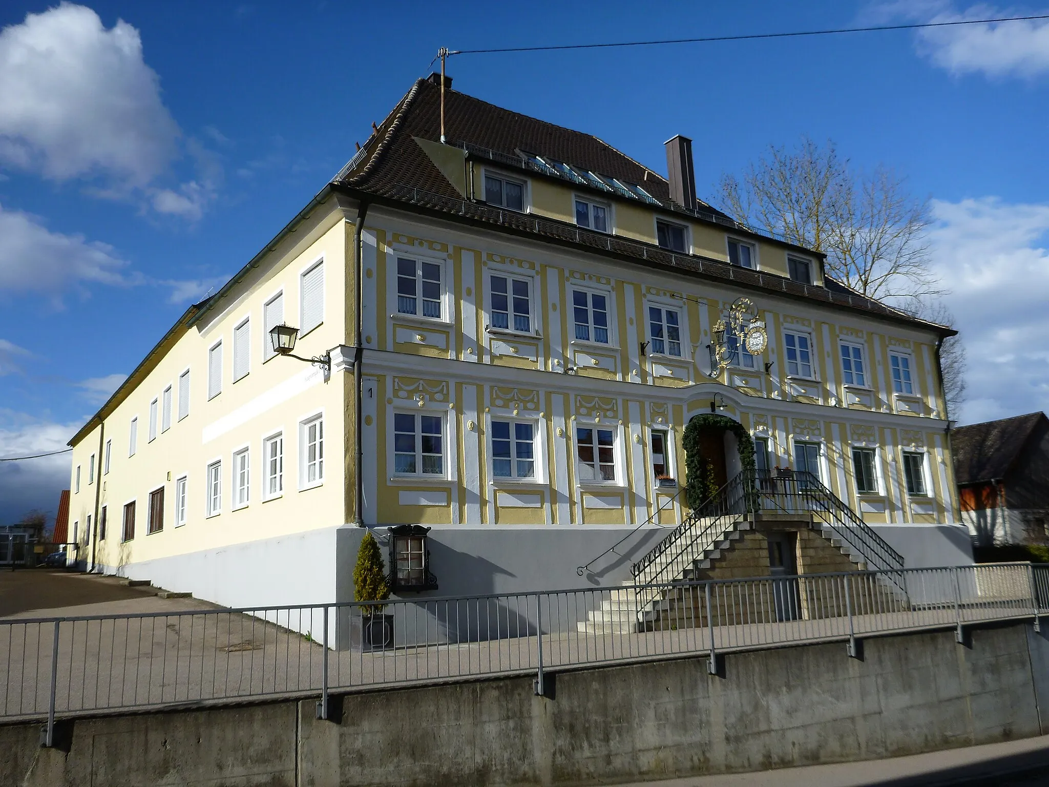 Photo showing: Gasthof Post, Walmdachbau mit klassizistischer Putzgliederung an der Südfassade, um 1790.