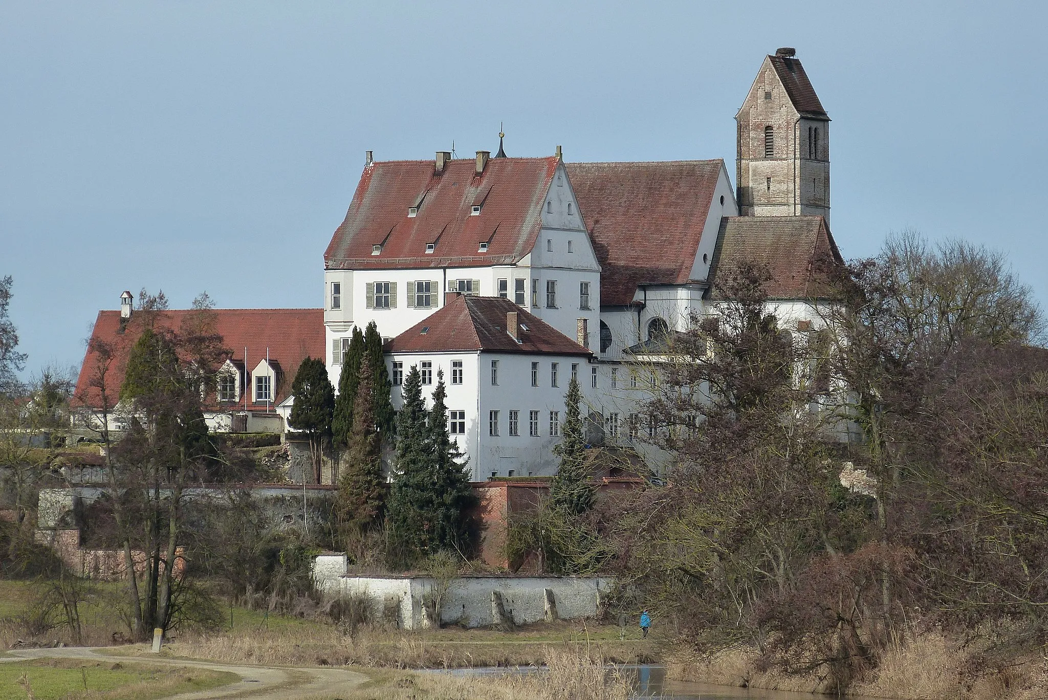 Photo showing: Schloss Gablingen, von Süden fotografiert. Dahinter der Turm der Dorfkirche St. Martin