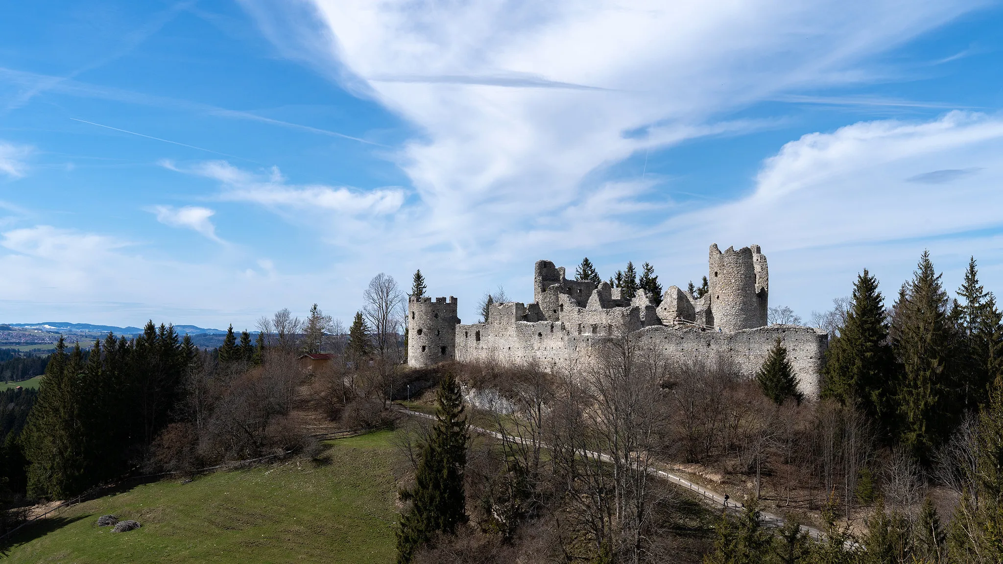 Photo showing: 500px provided description: The ruins of Burg Hohenfreyberg in Eisenberg / Germany. The photo was taken from the second castle Eisenberg on the opposite hill. [#sky ,#forest ,#mountains ,#blue ,#green ,#castle ,#germany ,#hill ,#ruins ,#allg?u ,#eisenberg ,#Burg Hohenfreyberg ,#a7iii]