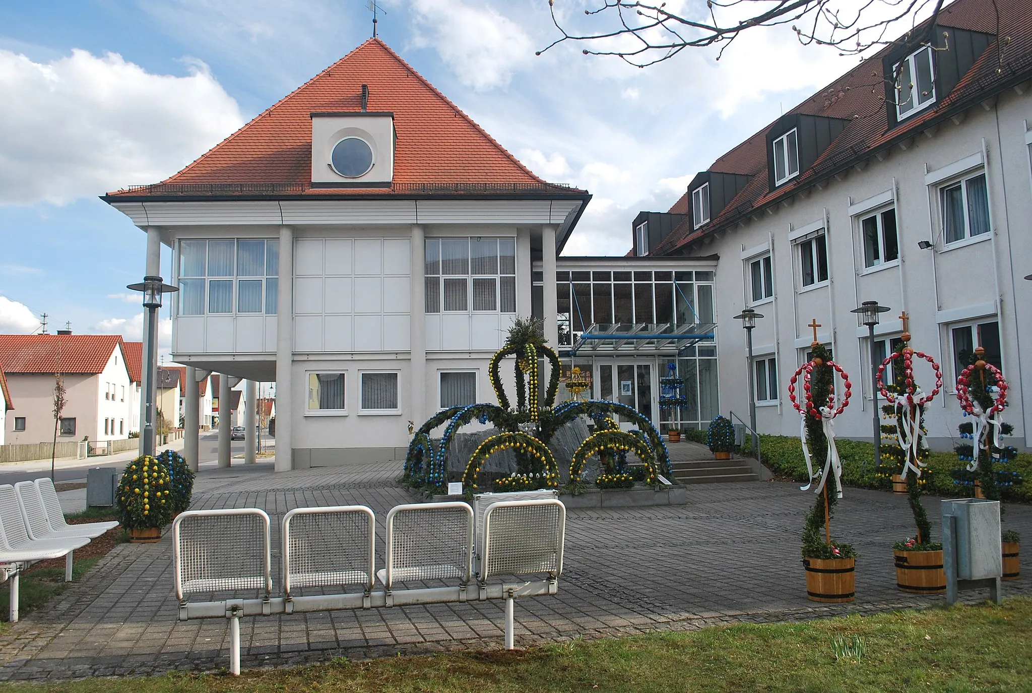 Photo showing: Rathaus Langweid mit Osterbrunnen