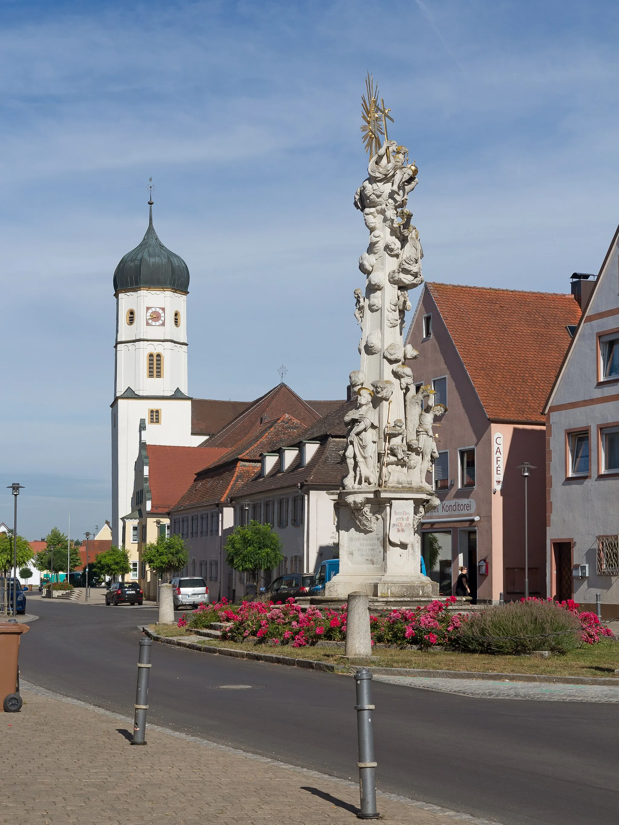 Photo showing: Wallerstein, monumental object (die Pestsäule) and church (die katholische Pfarrkirche Sankt Alban)