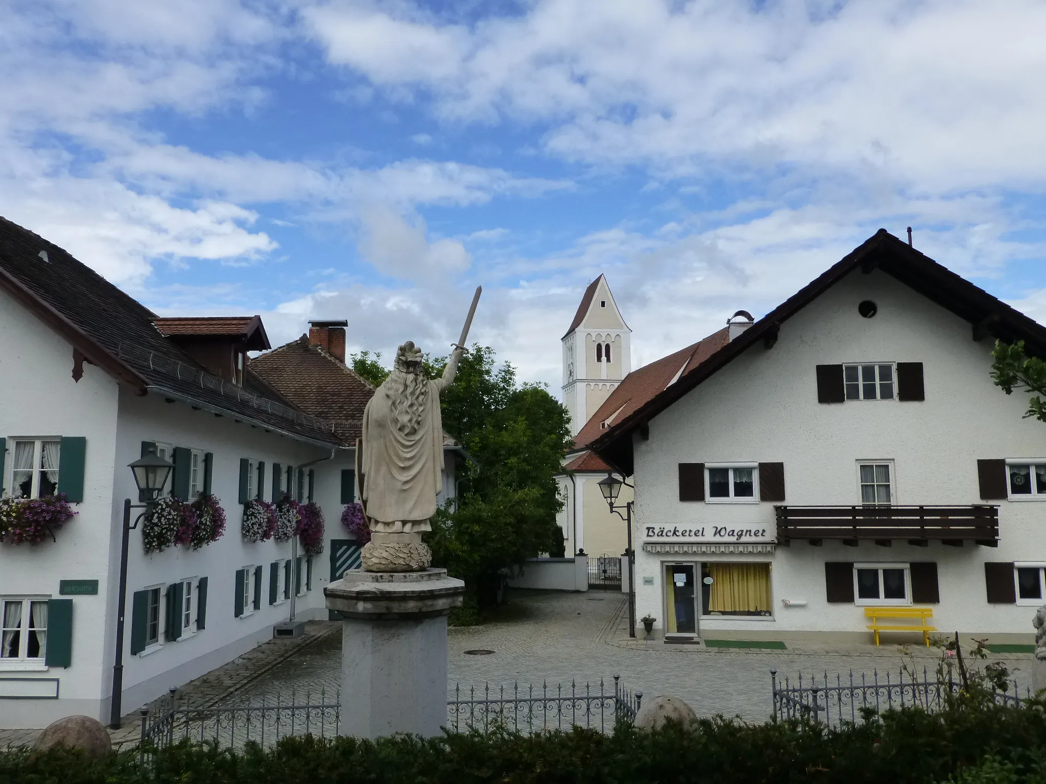 Photo showing: Village of Apfeldorf, on the Lech river, Upper Bavaria. Monument and church.