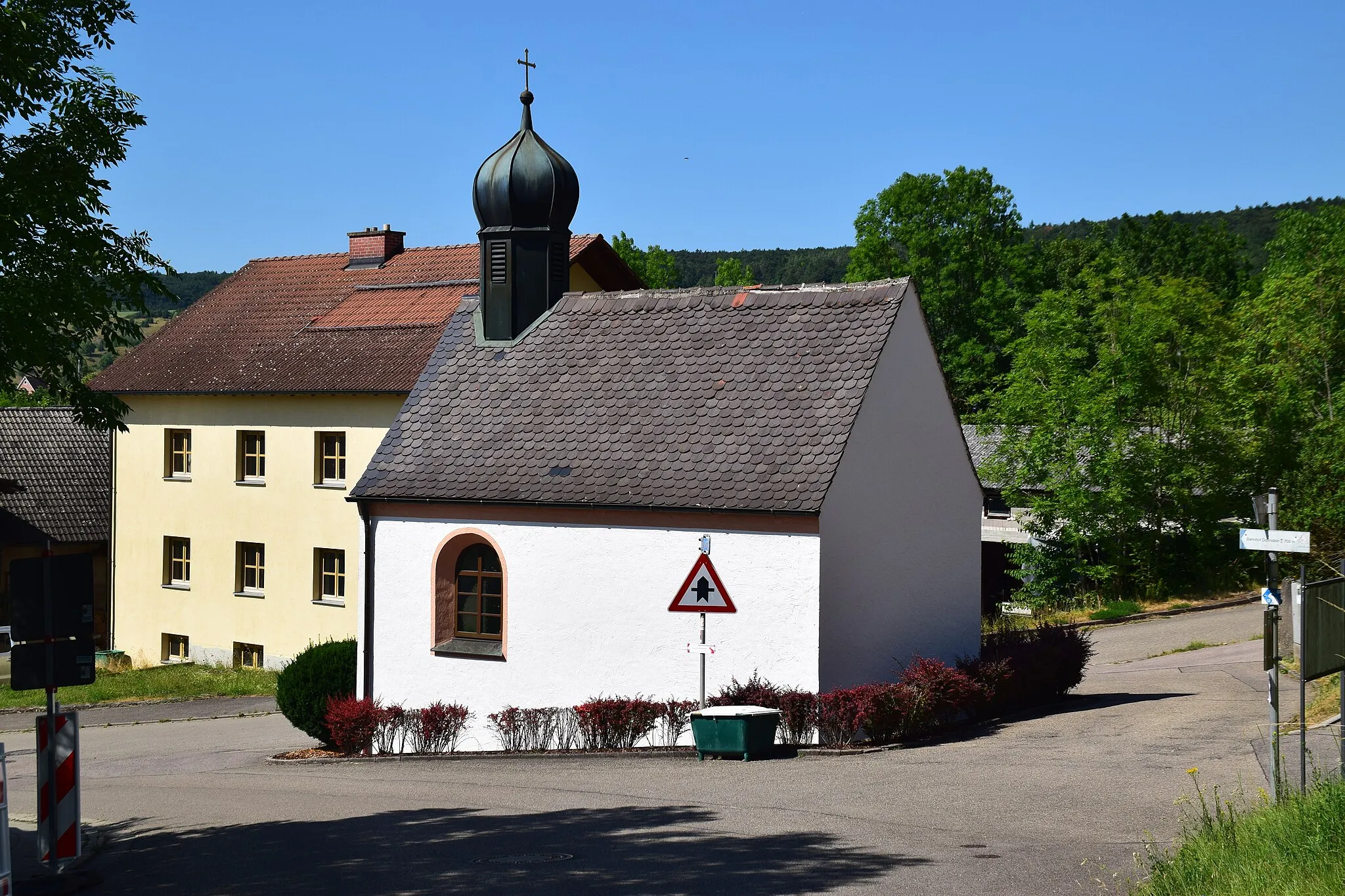 Photo showing: rechteckiger Satteldachbau, mit Zwiebeldachreiter