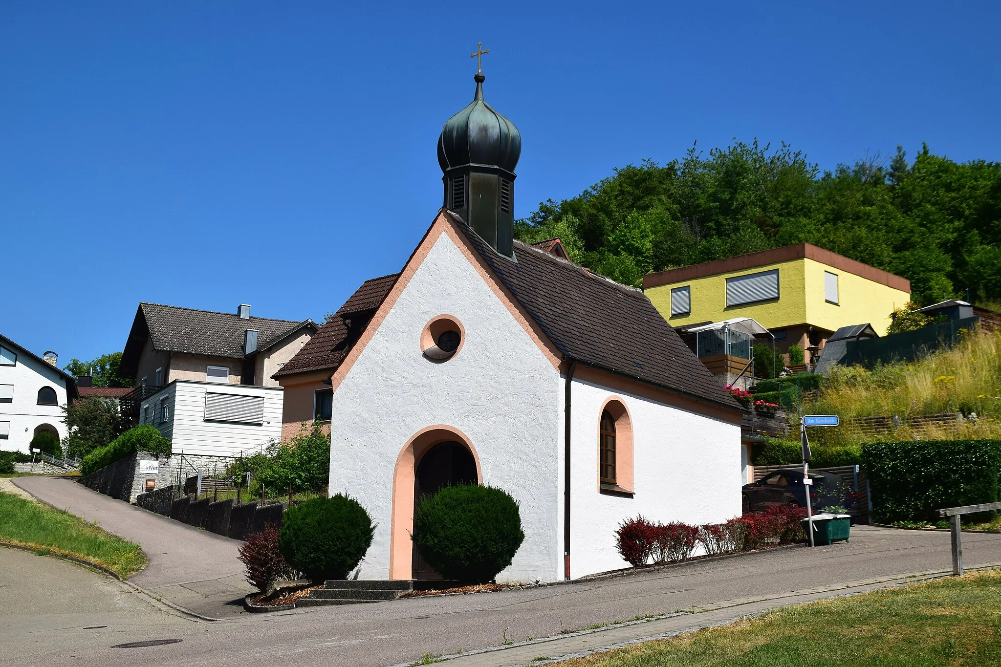 Photo showing: rechteckiger Satteldachbau, mit Zwiebeldachreiter