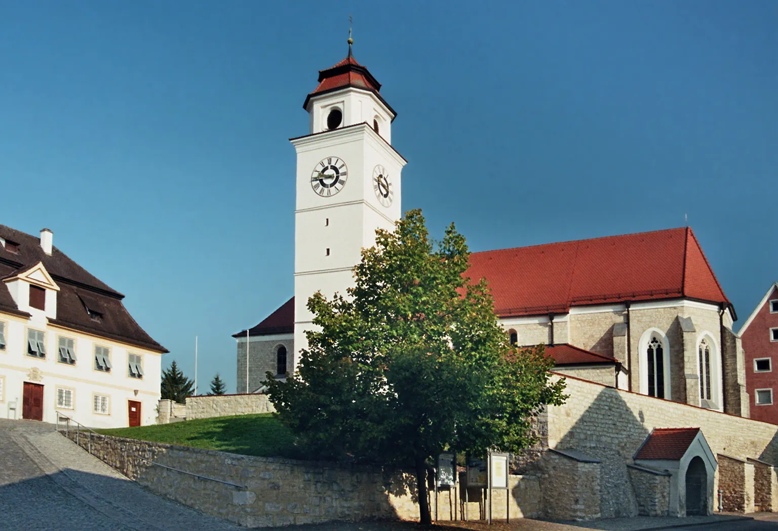 Photo showing: Dollnstein, Altmühltal, Bayern: Marktzentrum mit Pfarrhaus (l.) und Kirche.