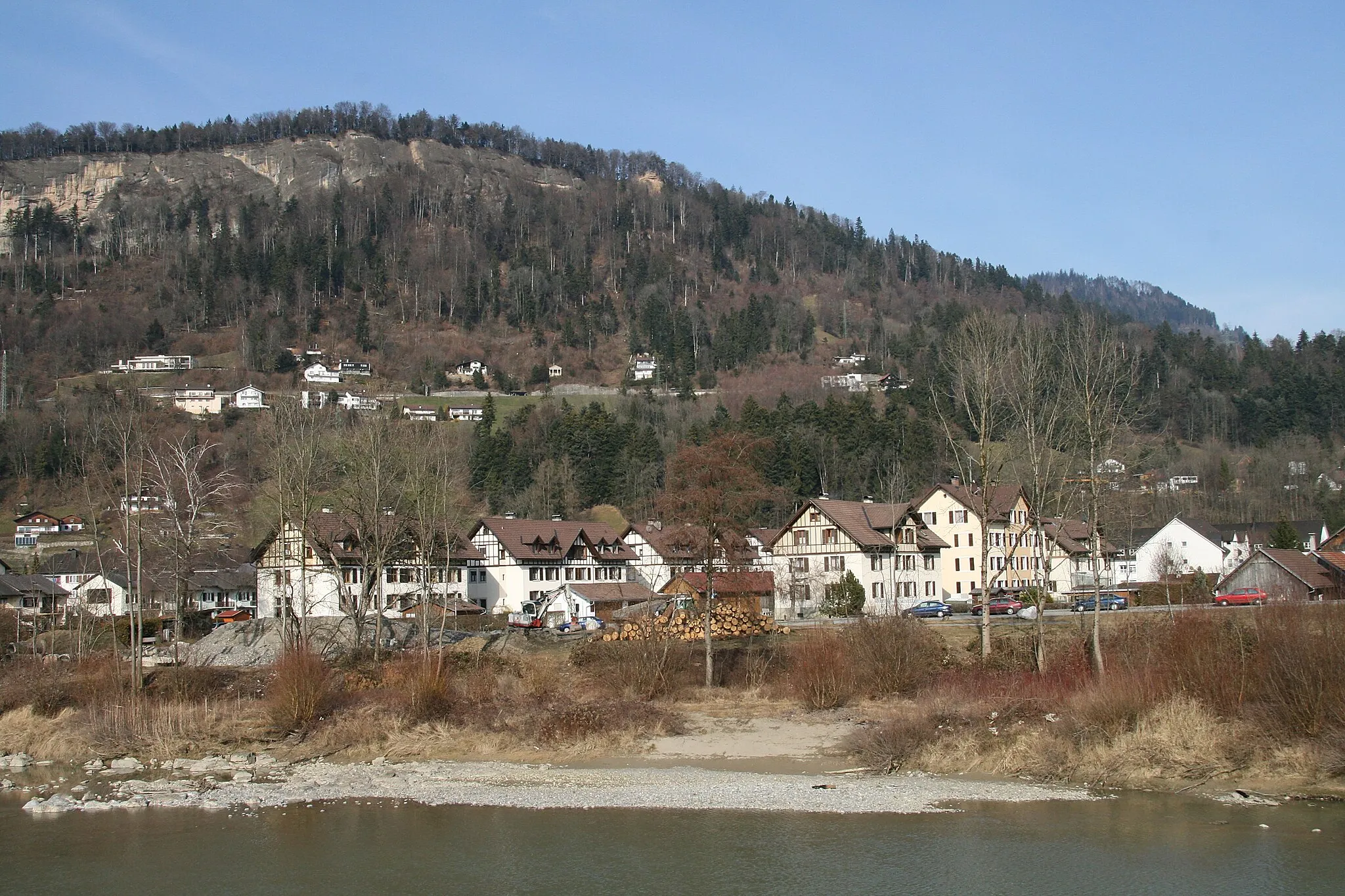 Photo showing: der Ortsteil Liebenstein von Kennelbach, Vorarlberg; Bild vorne die Bregenzer Ache; am Berg (Kanzelfelsen) die Strasse nach Langen bei Bregenz.