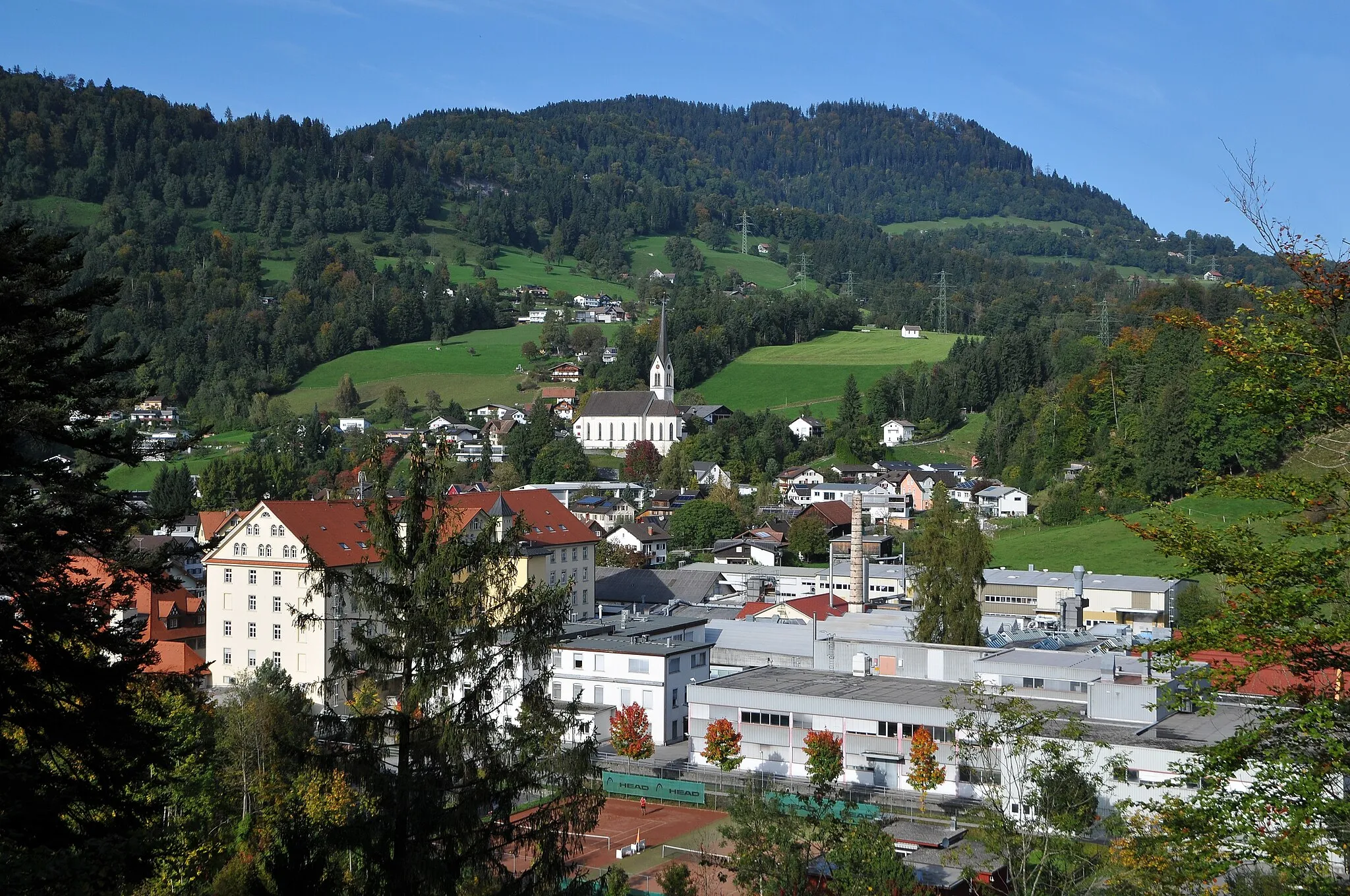 Photo showing: Kennelbach mit der Pfarrkirche hl. Josef in Vorarlberg.