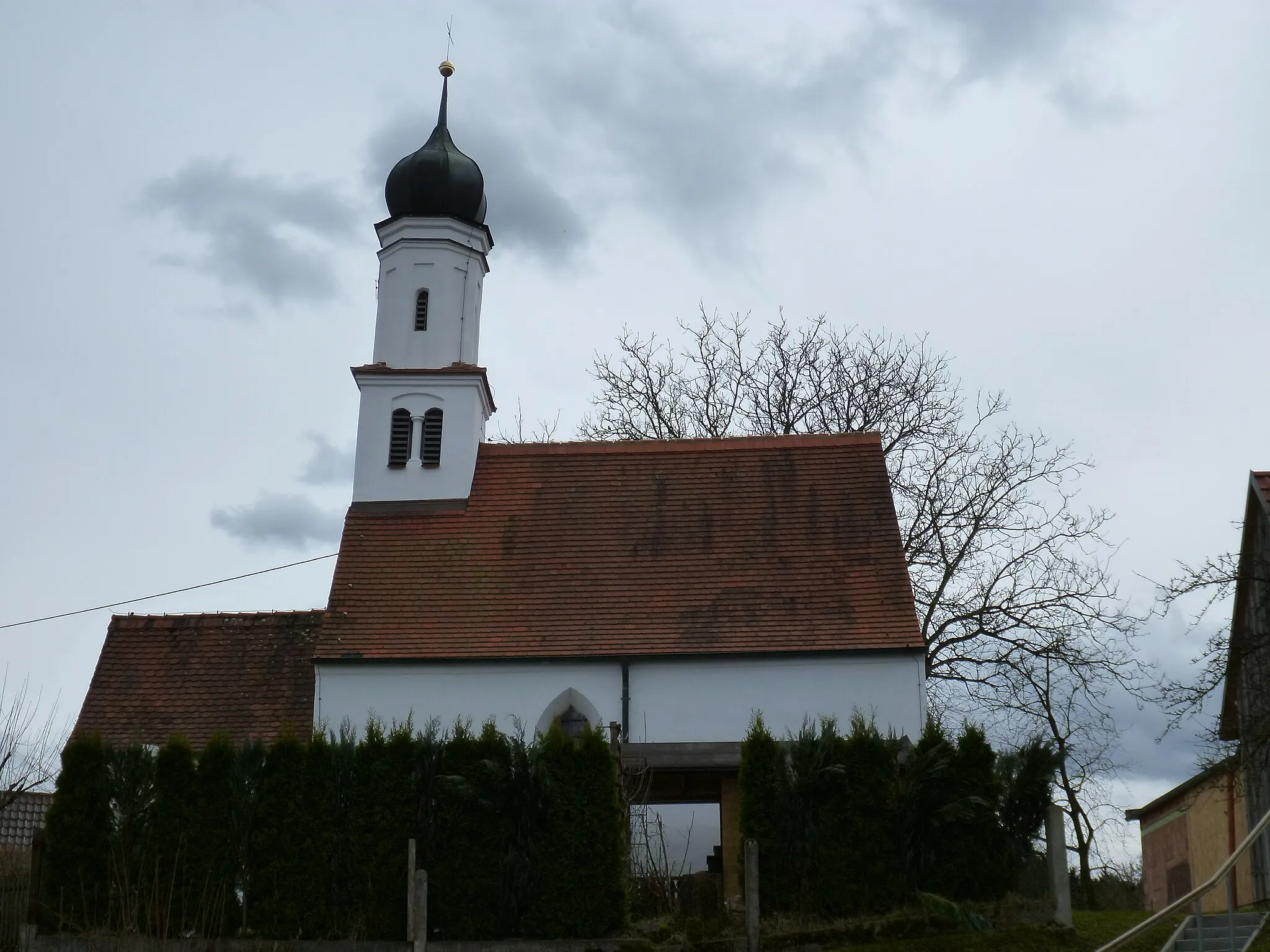 Photo showing: Katholische Filialkirche St. Petrus, Saalbau mit Dachreiter mit Zwiebelhaube, Chor wohl Ende 10. Jahrhundert, Langhaus 15. Jahrhundert, um 1670 barockisiert; mit Ausstattung.