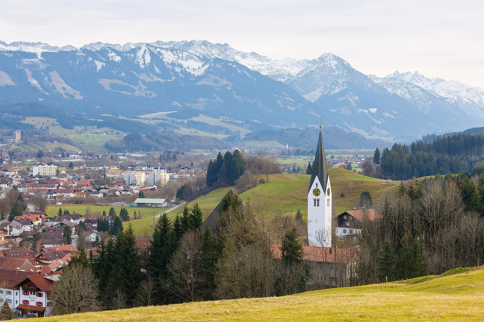 Photo showing: Blaichach, Germany: Urban district Seifriedsberg with the church "St. Georg und Mauritius"