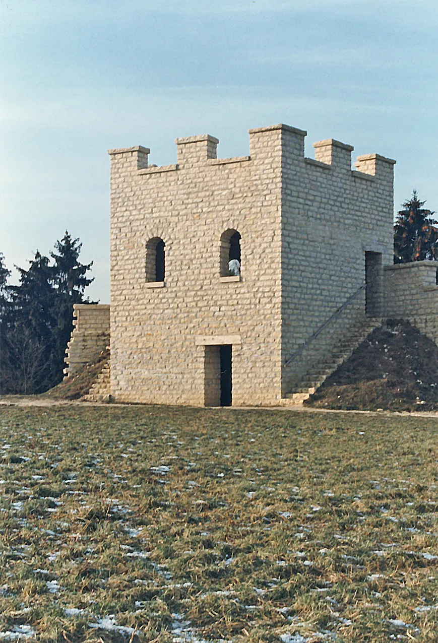 Photo showing: Kastell Pfünz, Bayern: Idealtypischer Rekonstruktionsversuch des nordwestlichen Eckturms. In der Antike könnte der Turm durchaus auch mit einem Dach ausgestattet gewesen sein. Zustand im Januar 1993.