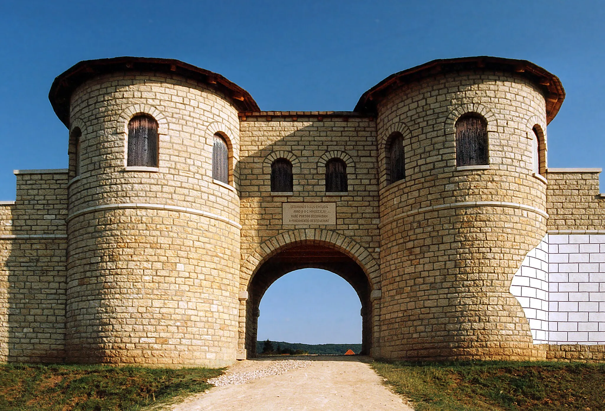 Photo showing: Die Porta decumana des Kastells Weißenburg, Bayern. Rekonstruiert 1990. Zustand am 15. September 1999.