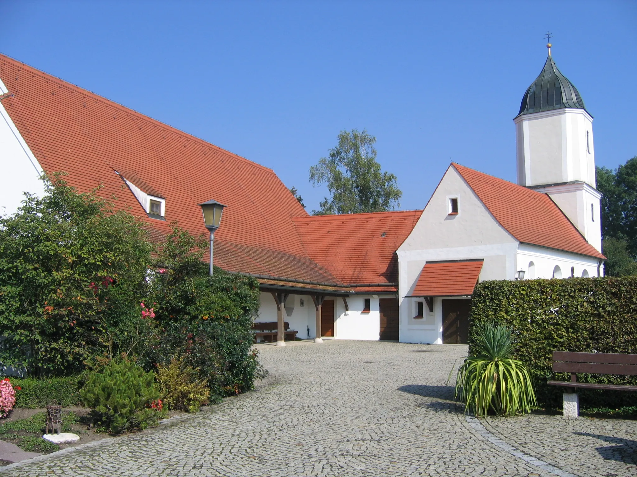 Photo showing: Das Gesamtbild des Kirchbaue mit alter und neuer Kirche inSehensand