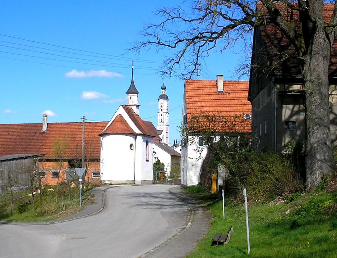 Photo showing: Gabelbach (Markt Zusmarshausen, Landkreis Augsburg, Bavaria, Germany). Chapel of St. Anna and the tower of the parish church St. Martin