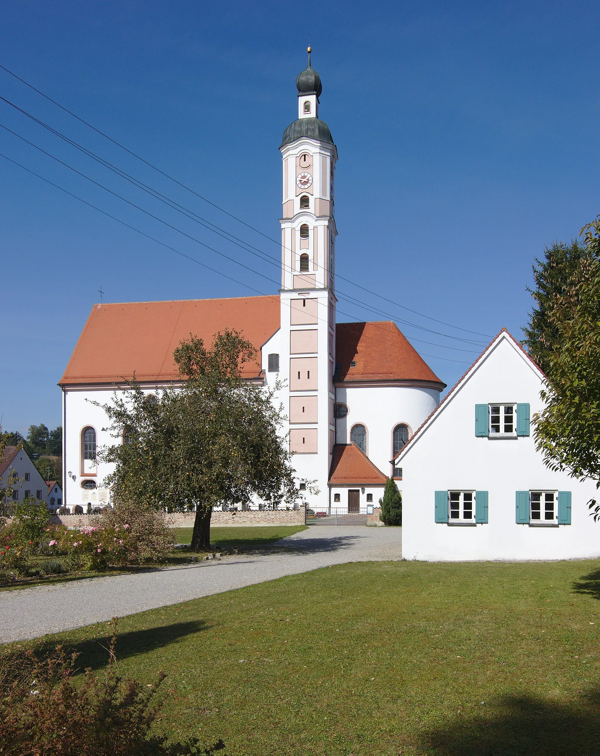Photo showing: Kath. Pfarrkirche St. Martin in Gabelbach, Gemeinde Zusmarshausen. Saalbau mit eingezogenem Chor und südlichem Turm mit welscher Haube und Laterne mit Zwiebelhaube,