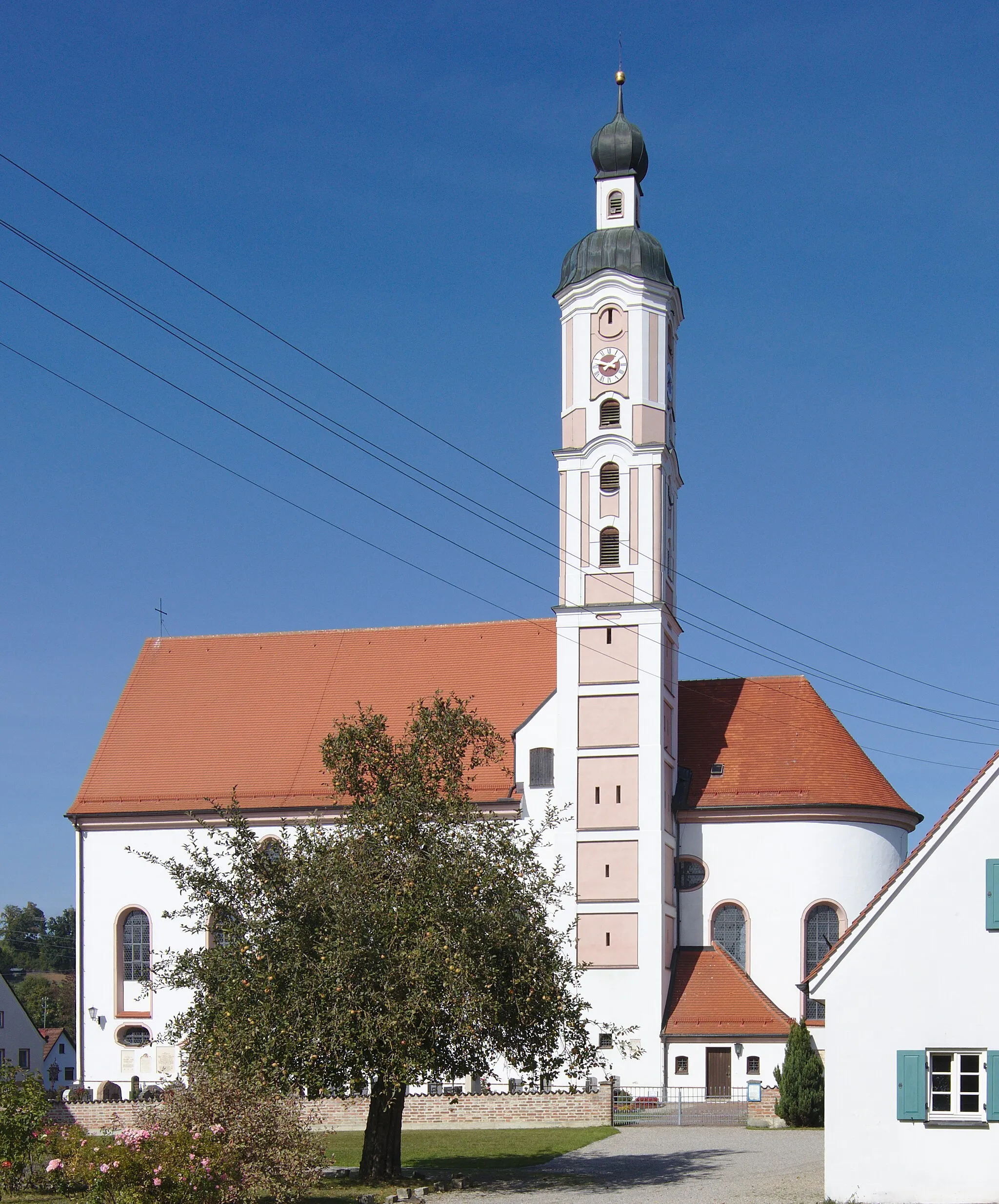 Photo showing: Kath. Pfarrkirche St. Martin in Gabelbach, Gemeinde Zusmarshausen. Saalbau mit eingezogenem Chor und südlichem Turm mit welscher Haube und Laterne mit Zwiebelhaube,
