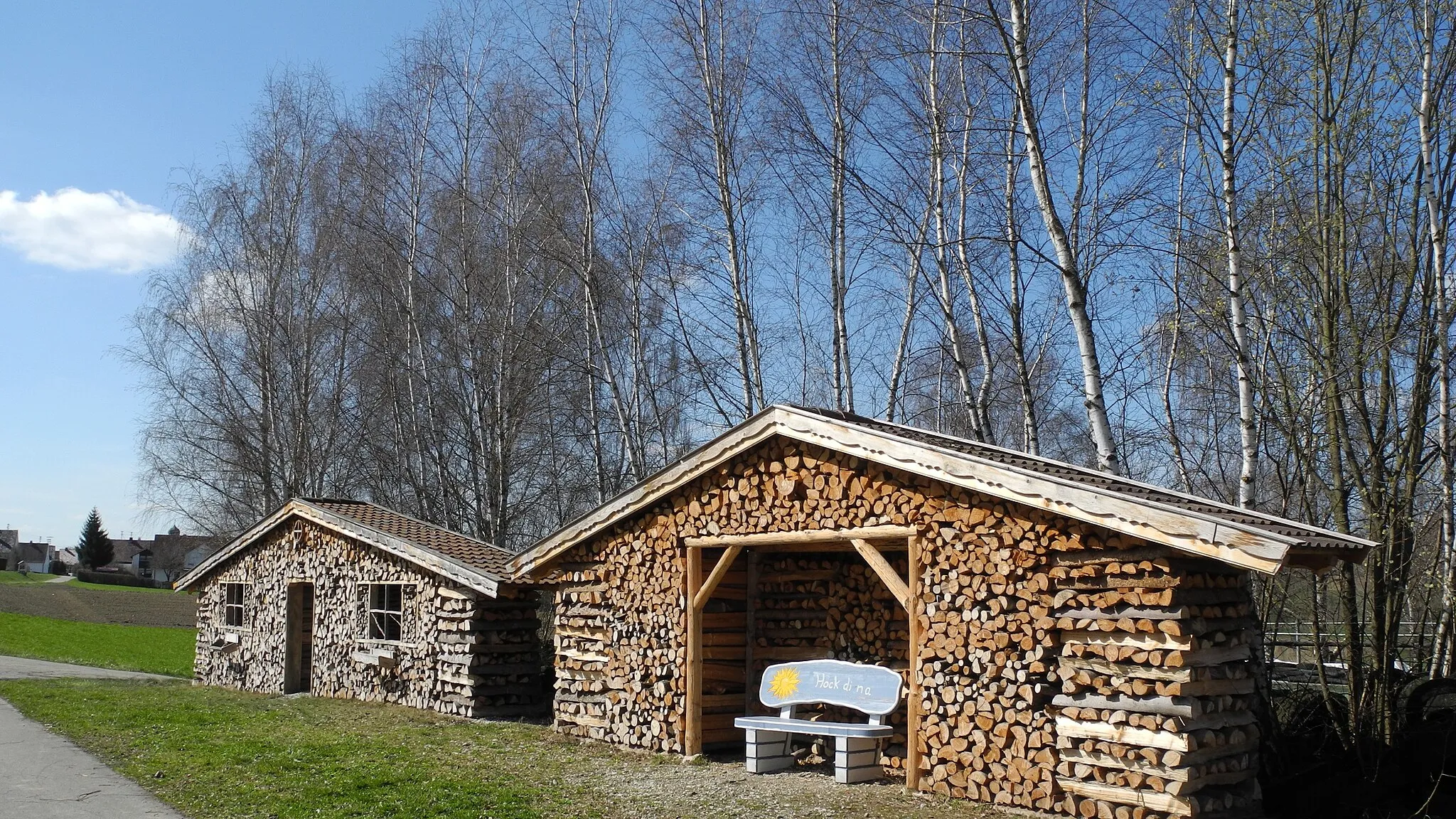 Photo showing: Zusmarshausen-Holzhütte mit Sitzbank, Einladung Hock di na