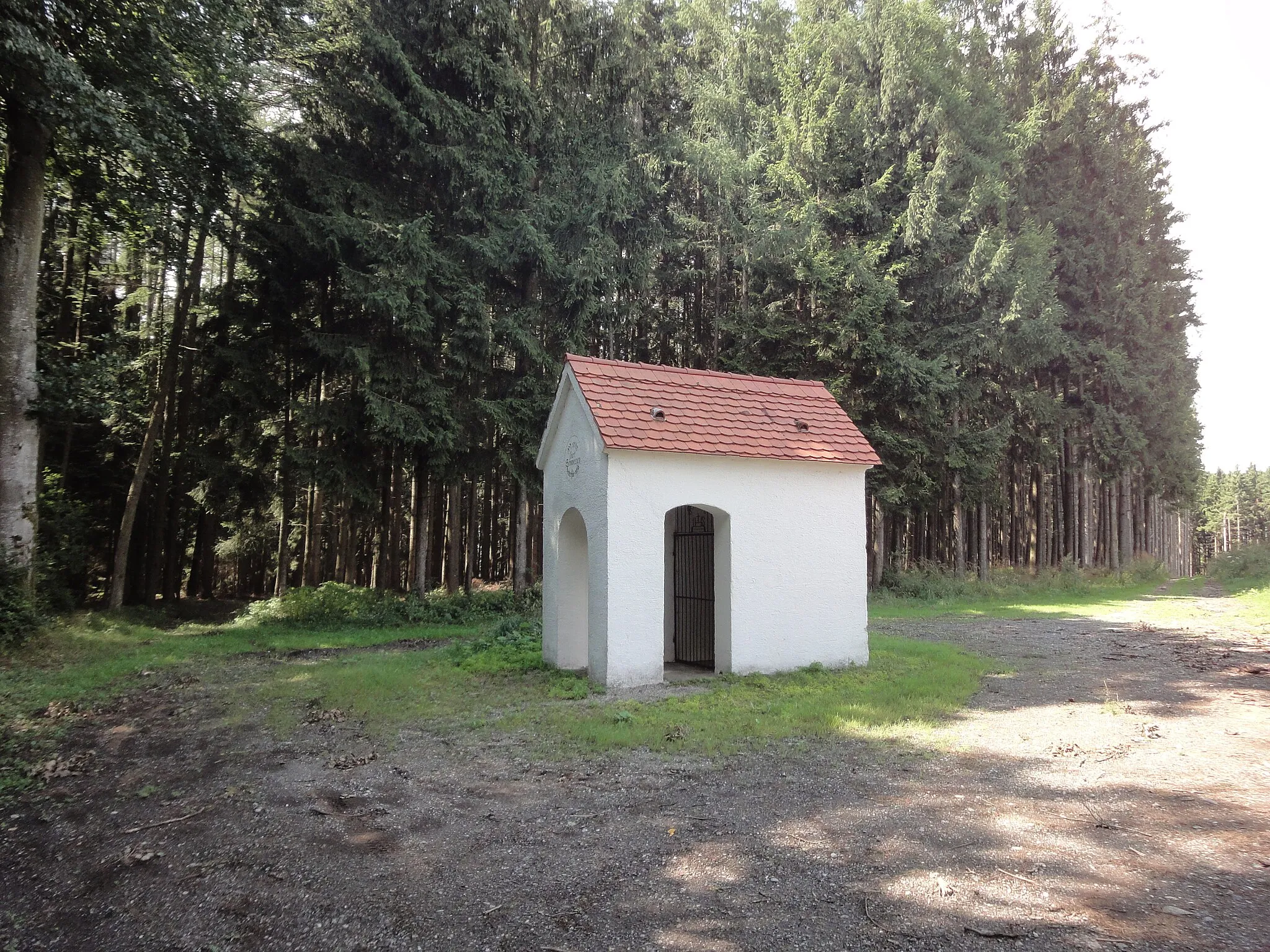 Photo showing: Marienkapelle, Rechteckbau mit Satteldach und halboffenem Vorraum, 1950; mit historischer Ausstattung; nordwestlich von Gablingen-Lützelburg
Template:Baudenkmal