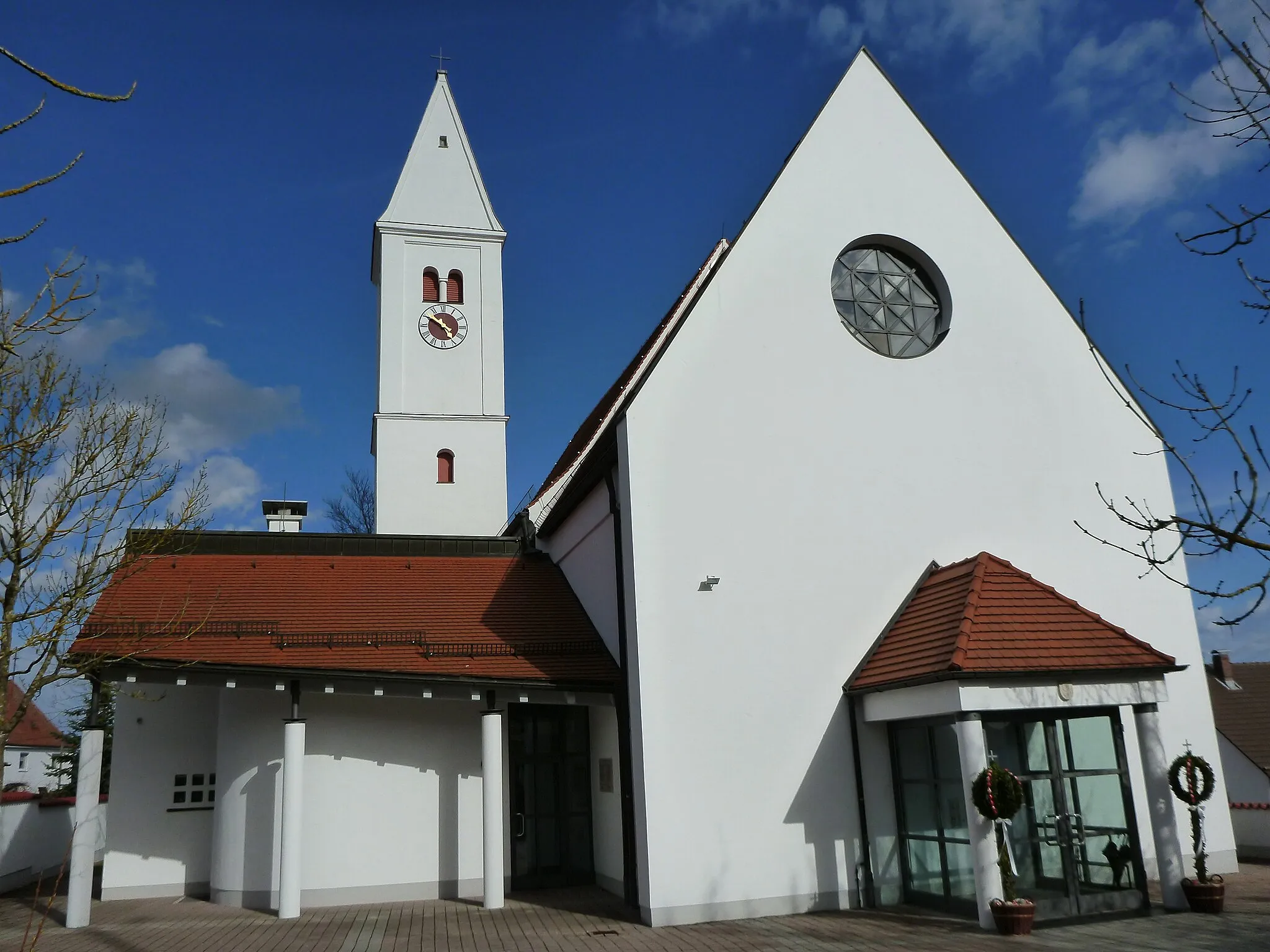 Photo showing: Katholische Pfarrkirche St. Georg; Langhaus 1609, Chor und Turm 1612 von Elias Holl, 1641 erneuert, 1761 innen umgestaltet; Außenansicht