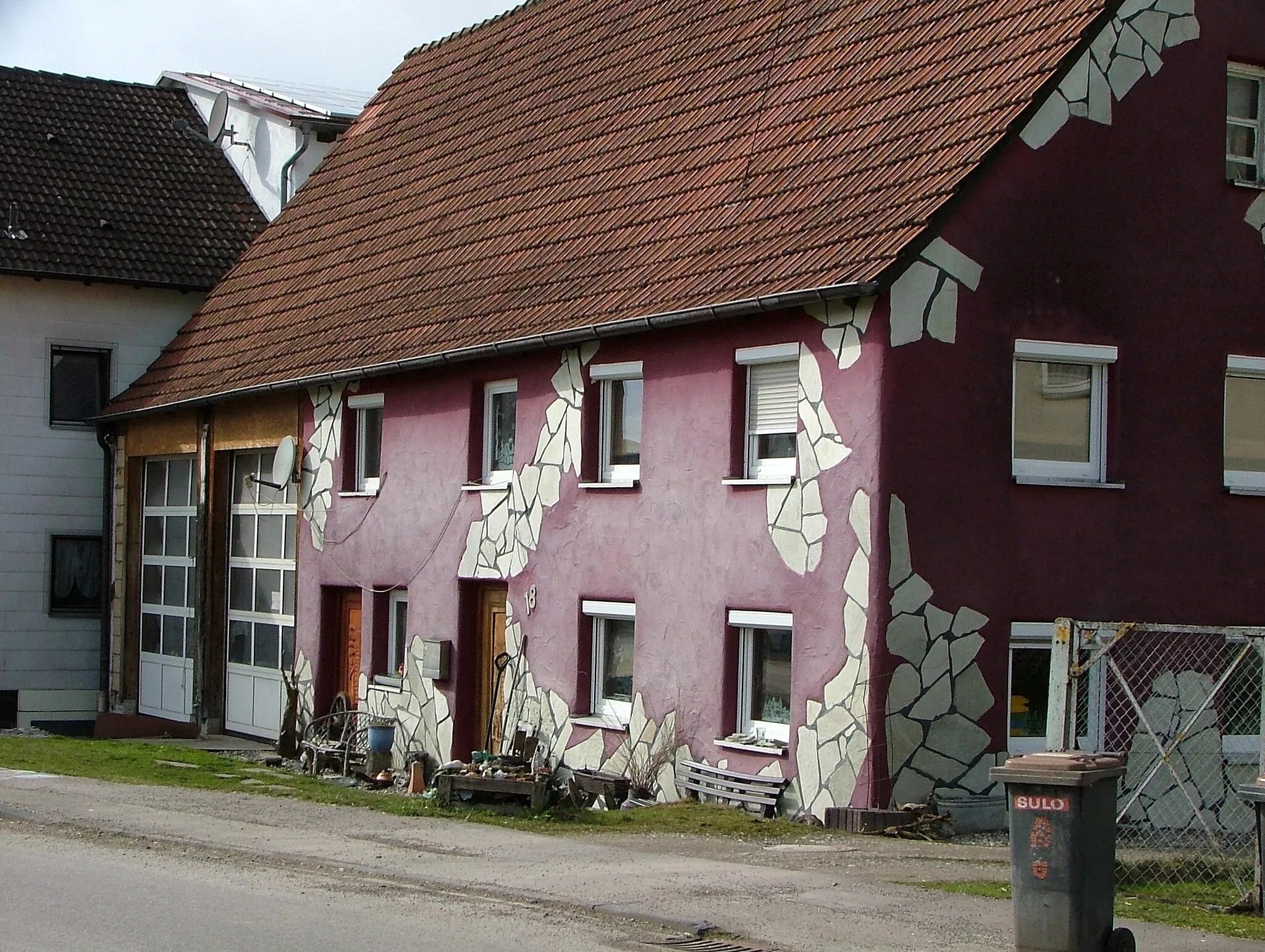 Photo showing: Jedesheim, moderne Farbgebung