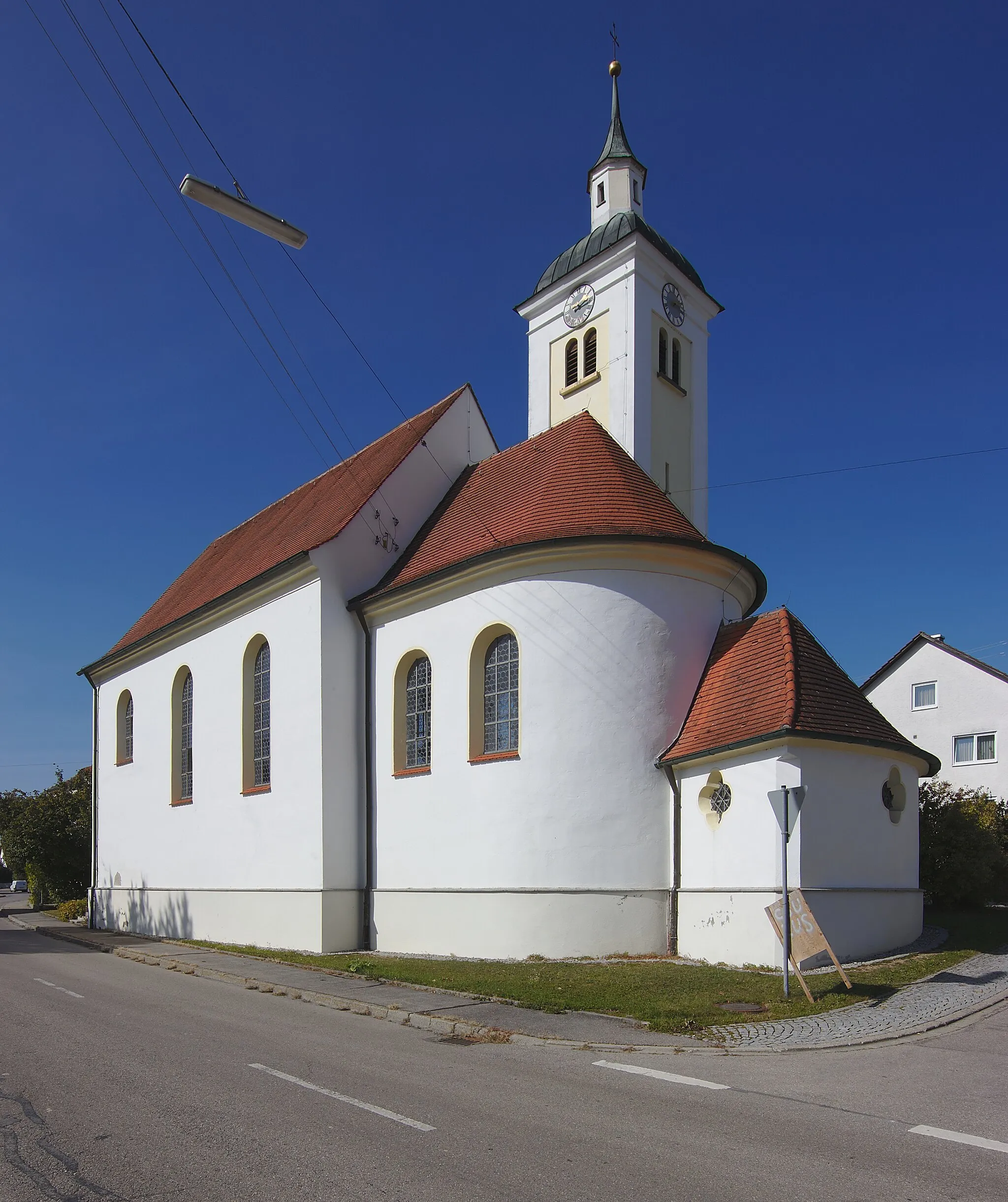 Photo showing: Katholische Kirche St. Leonhard, Gabelbachergreut. Saalbau mit eingezogenem Chor und nördlichem Turm mit gedrückter Haube und Laterne mit Spitzhelm, barocker Neubau von Johann Benedikt Ettl, 1737, Turm frühes 16. Jahrhundert, Turmaufsatz 2. Hälfte 18. Jahrhundert.