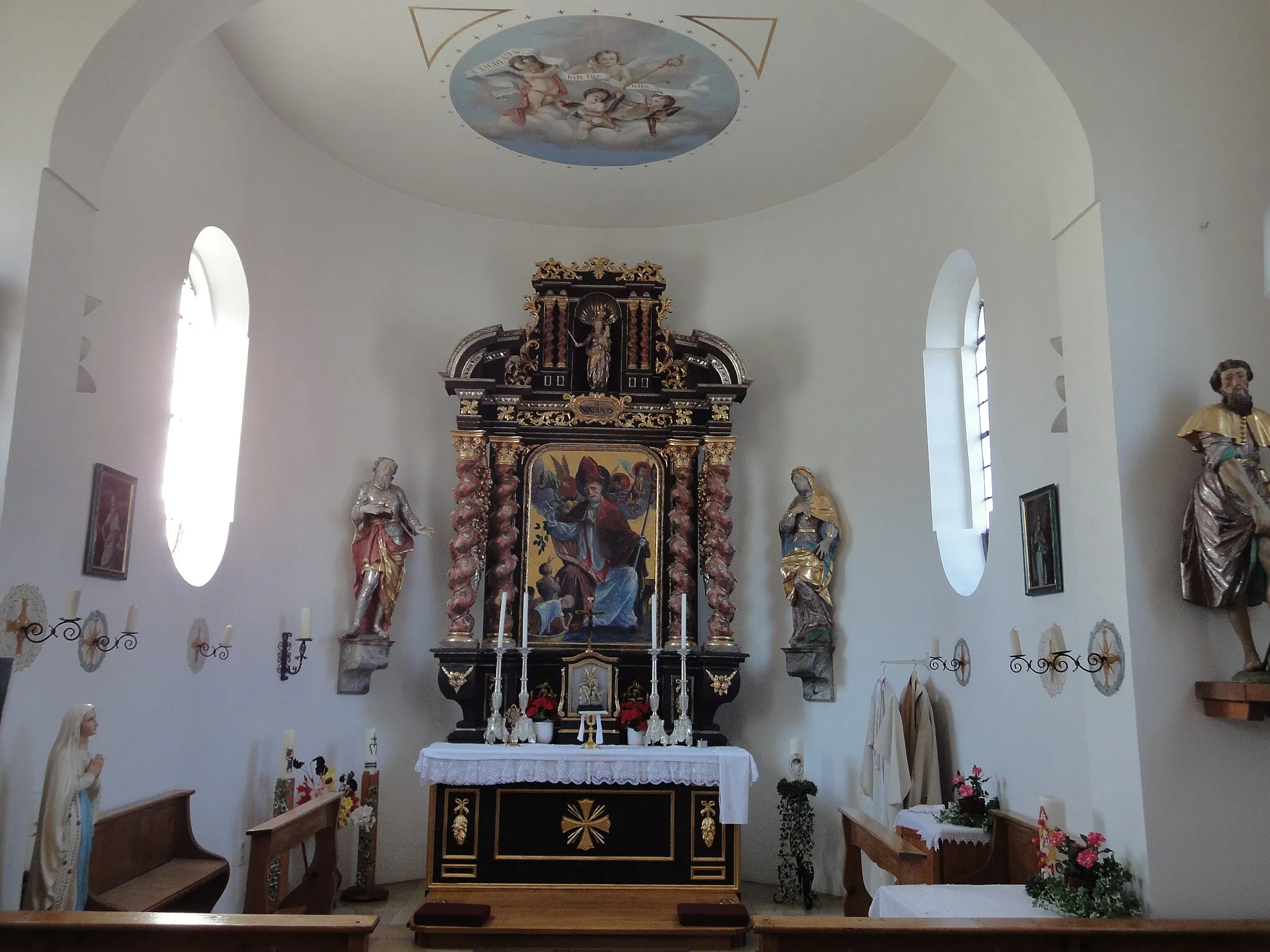 Photo showing: Innenraum der katholischen Kapelle St. Nikolaus in Horgau-Auerbach, 1698 von Valerian Brenner; mit Ausstattung.