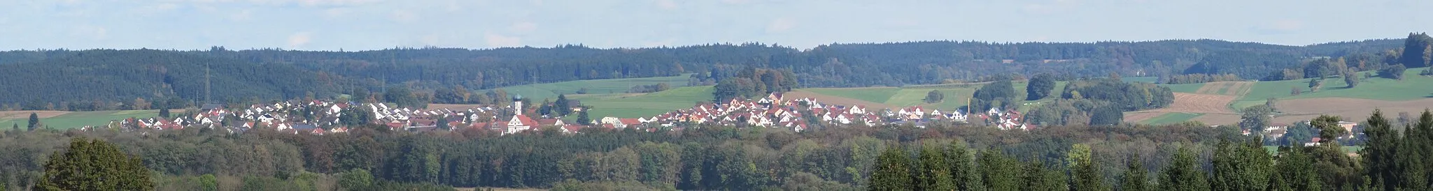 Photo showing: Panorama von Balzhausen von oberhalb Mindelzell im Herbst 2014.