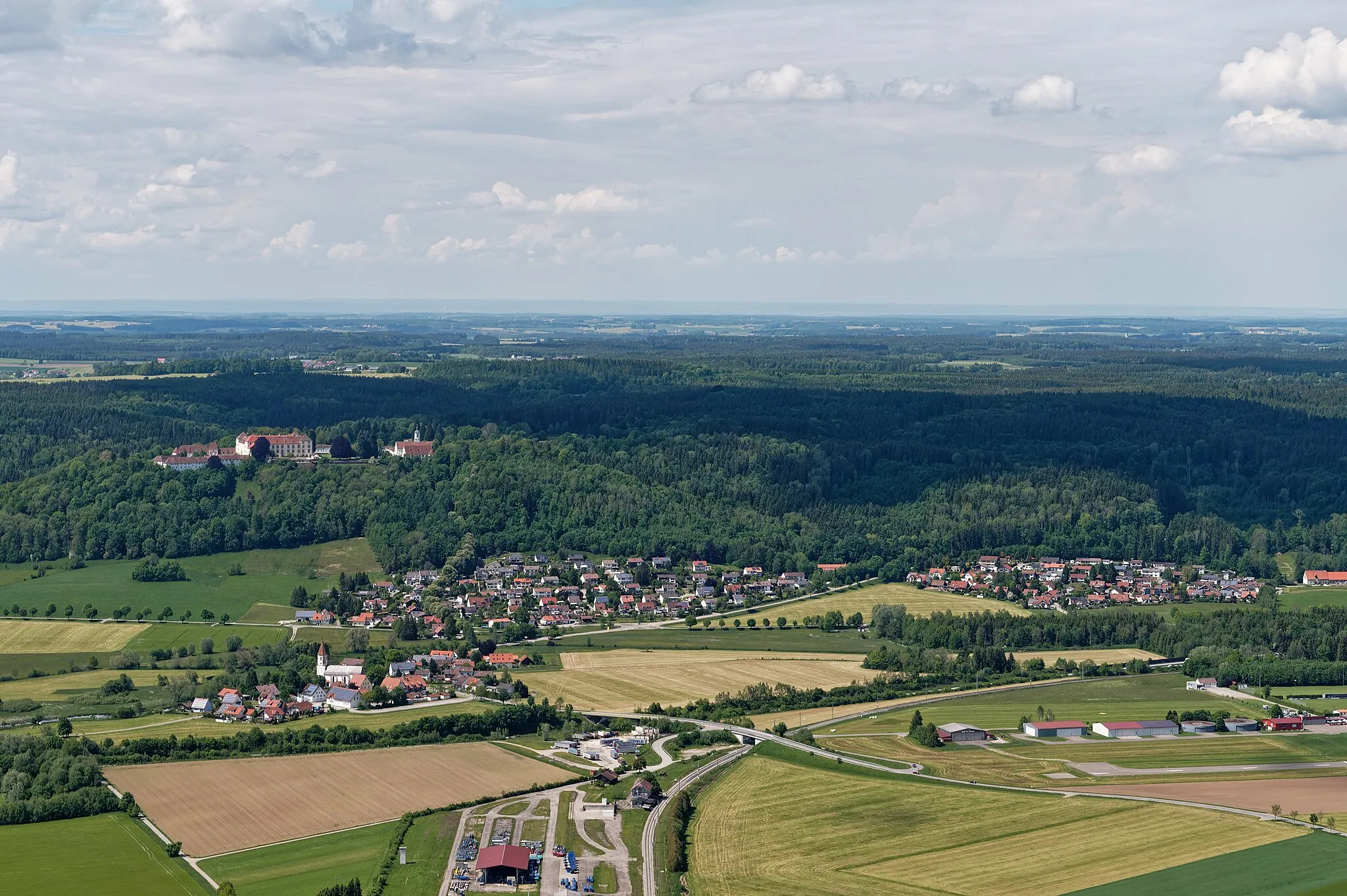Photo showing: Aerial image of Unterezeil (part of city of Leutkirch) with palace Zeil in the background from June 2021