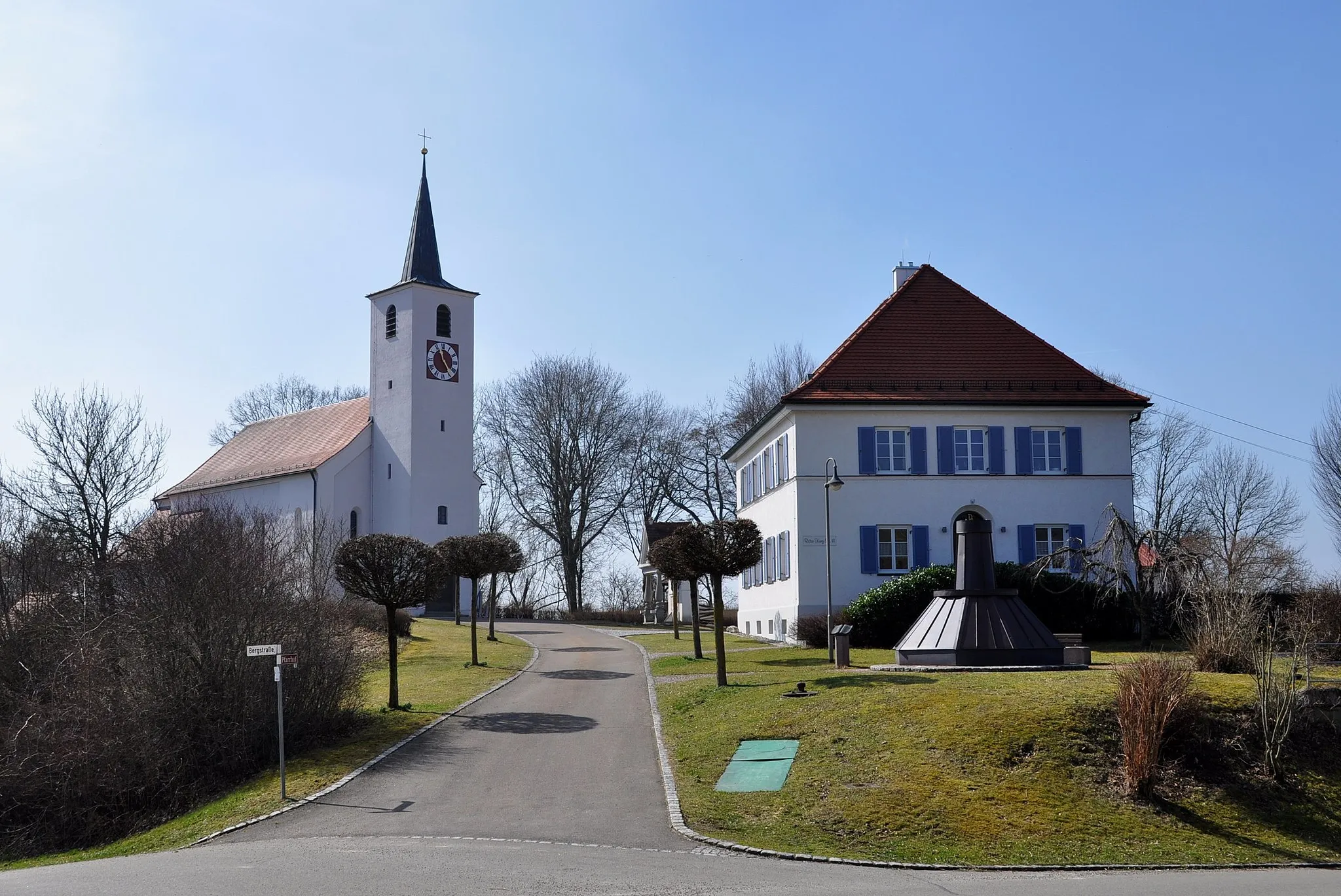 Photo showing: Kirche, Kriegerdenkmal und  Pfarrhaus in Konzenberg