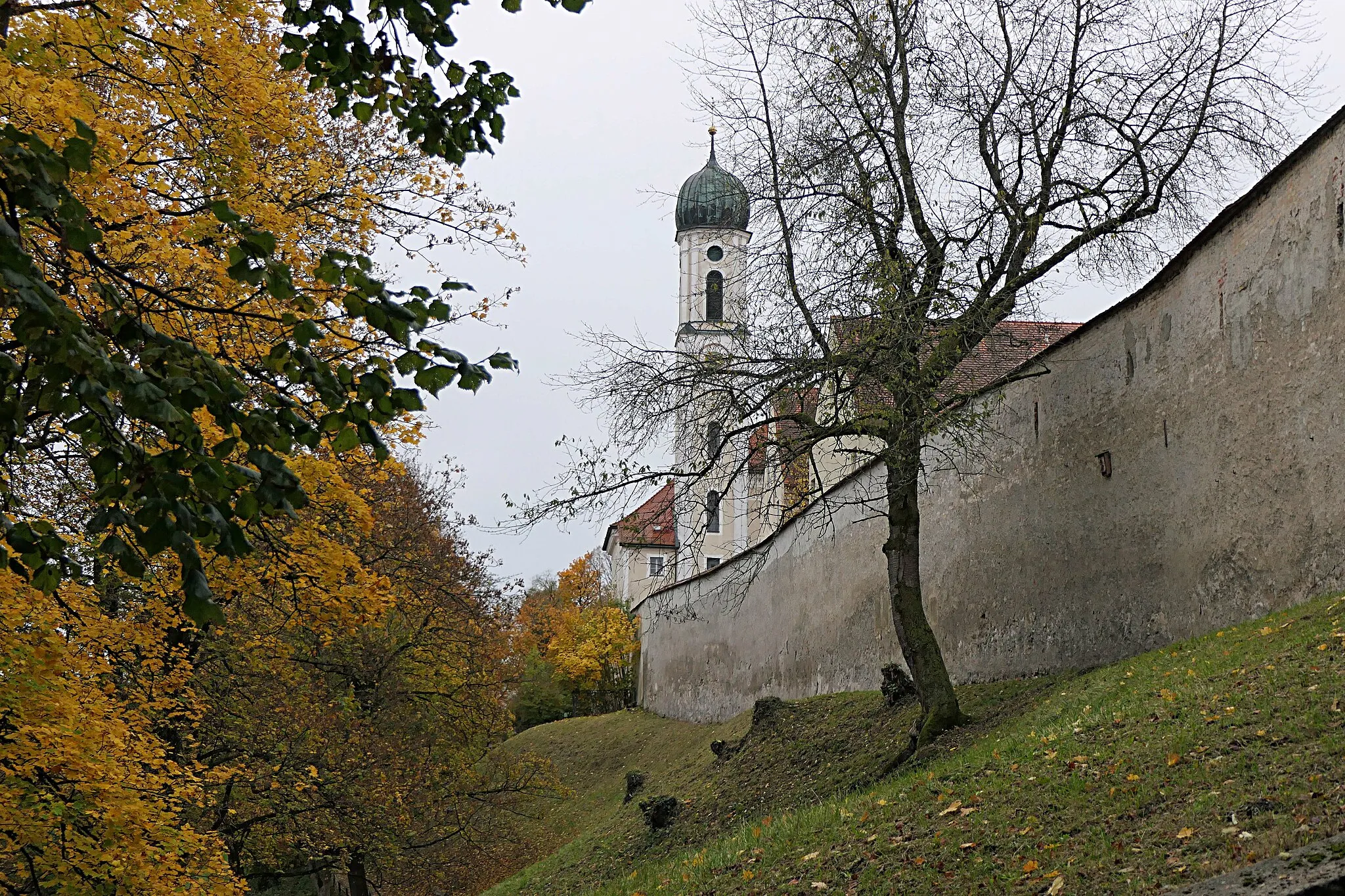 Photo showing: Östliche Stadtmauer und Spitalkirche Hl. Geist in Schongau