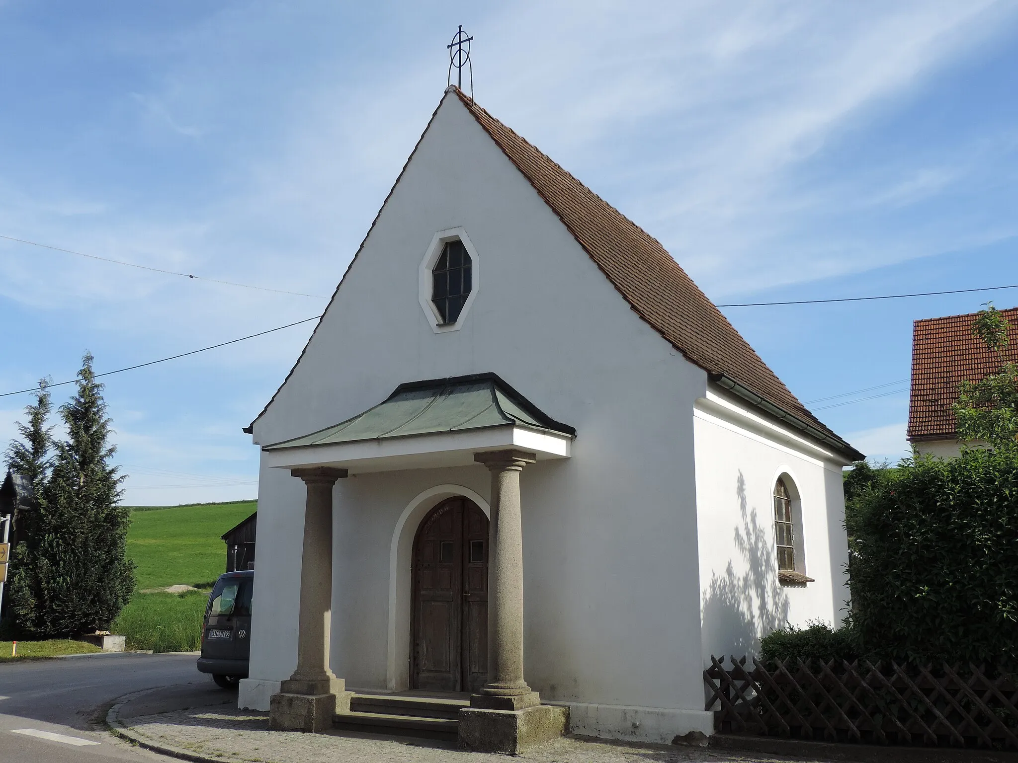 Photo showing: Straßenansicht Kapelle Herz Jesu in Rehling-Allmering