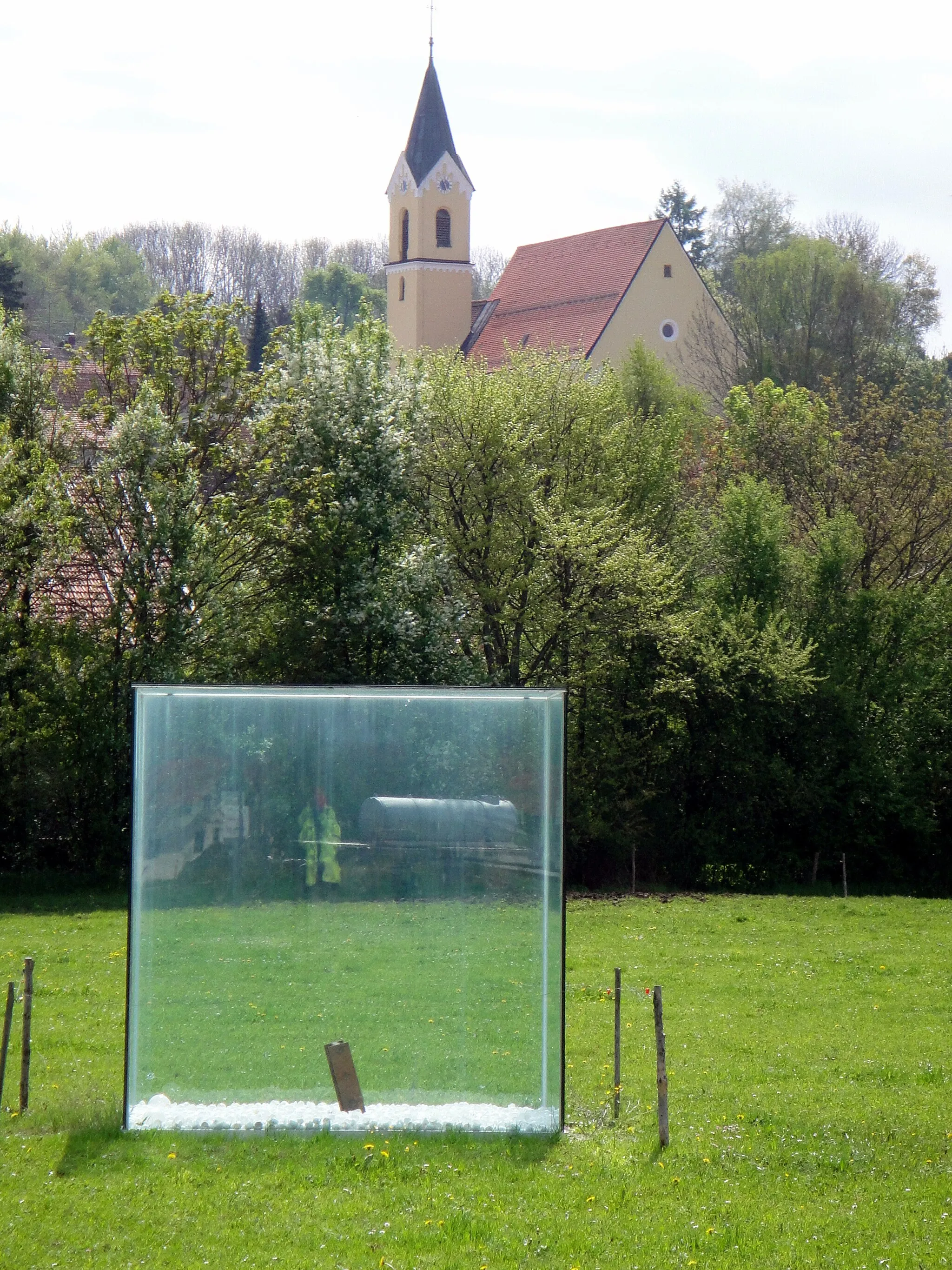 Photo showing: Kunstwerk "Kuhbus" bei Aufkirch, Gemeinde Kaltental. Im Hintergrund die Pfarrkirche St. Peter und Paul