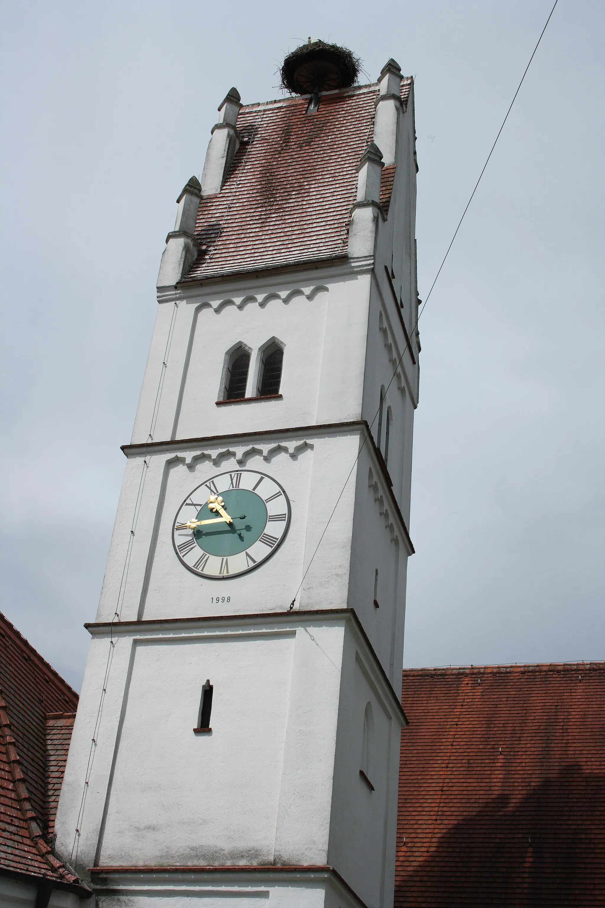 Photo showing: Katholische Pfarrkirche St. Nikolaus in Zusamzell, einem Ortsteil von Altenmünster im Landkreis Augsburg (Bayern), Satteldachturm aus der 2. Hälfte des 15. Jahrhunderts, mit Zinnen, Rund- und Kielbogenfries